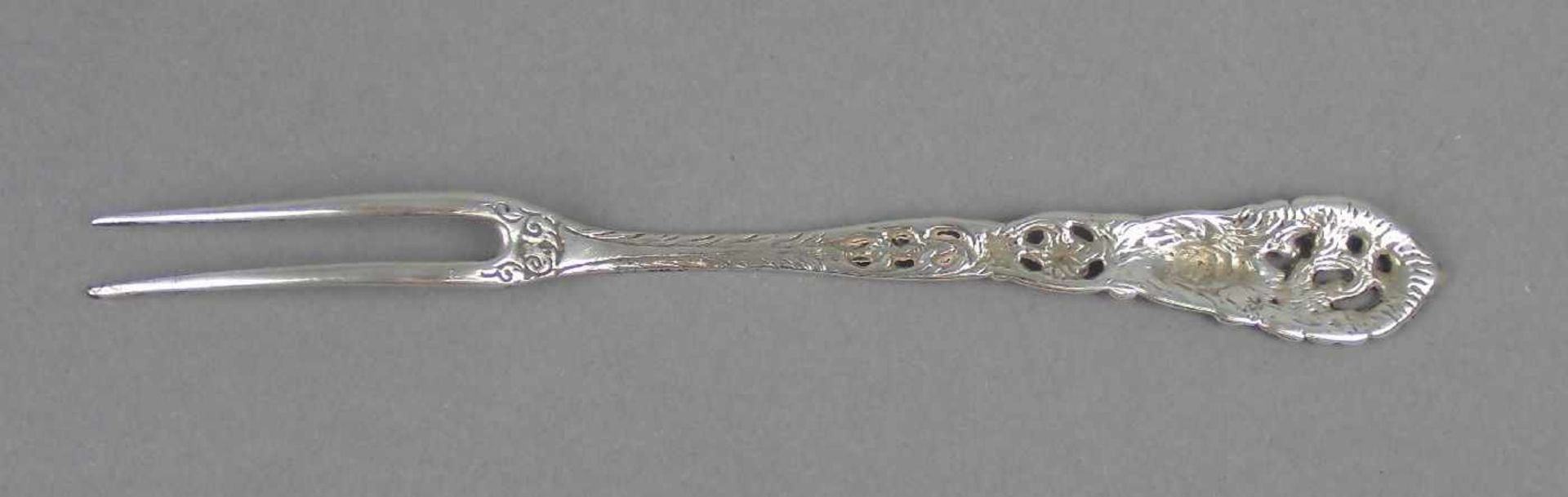 VORLEGEGABEL / serving fork, wohl deutsch, 1. H. 20. Jh., 830er Silber (15,8 g). Geschweifte Form, - Image 3 of 3