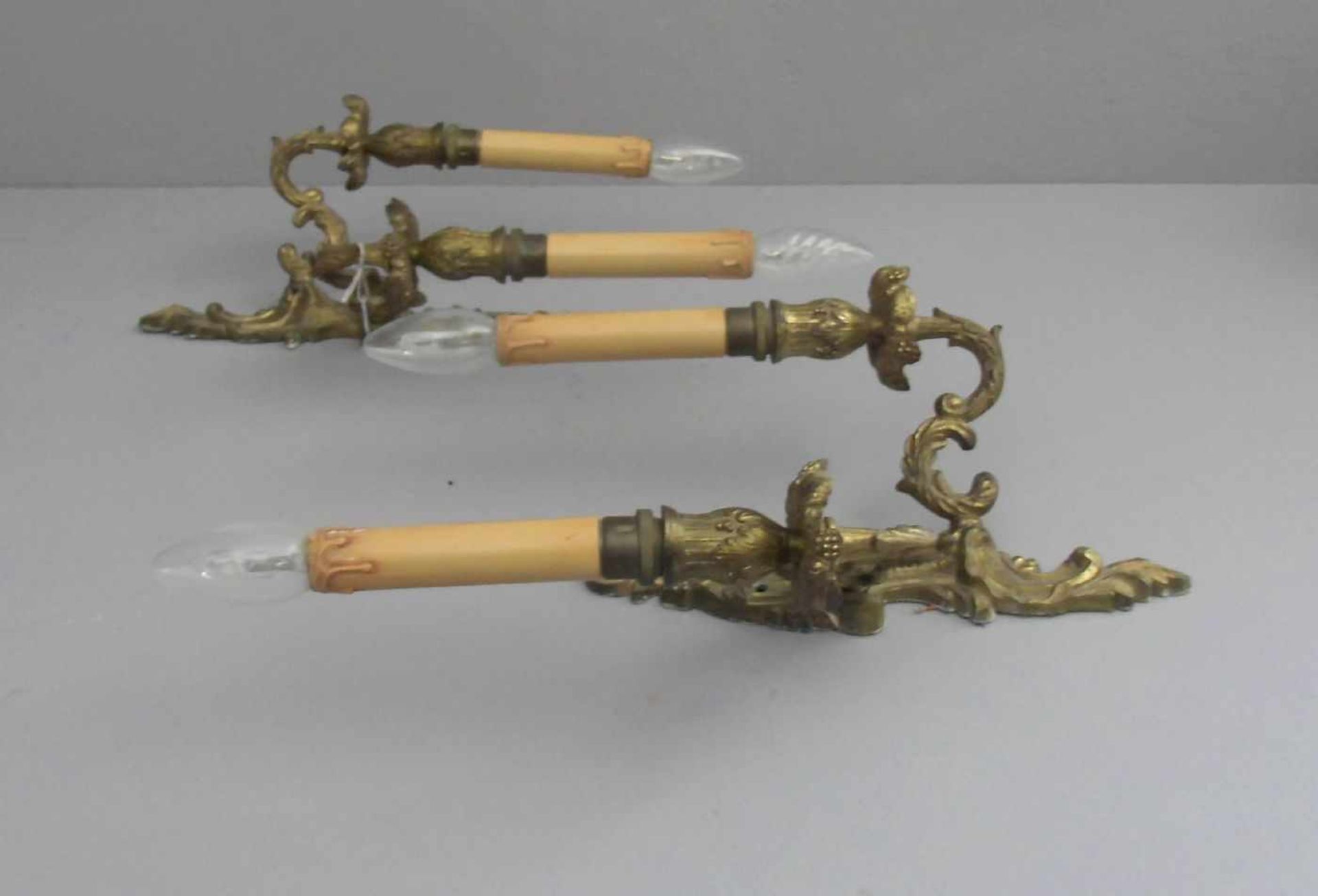 PAAR WANDLEUCHTER / scones, 1.H. 20 Jh., Gelbguss, jeweils 2-flammig elektrifiziert (ungeprüft). - Image 2 of 2