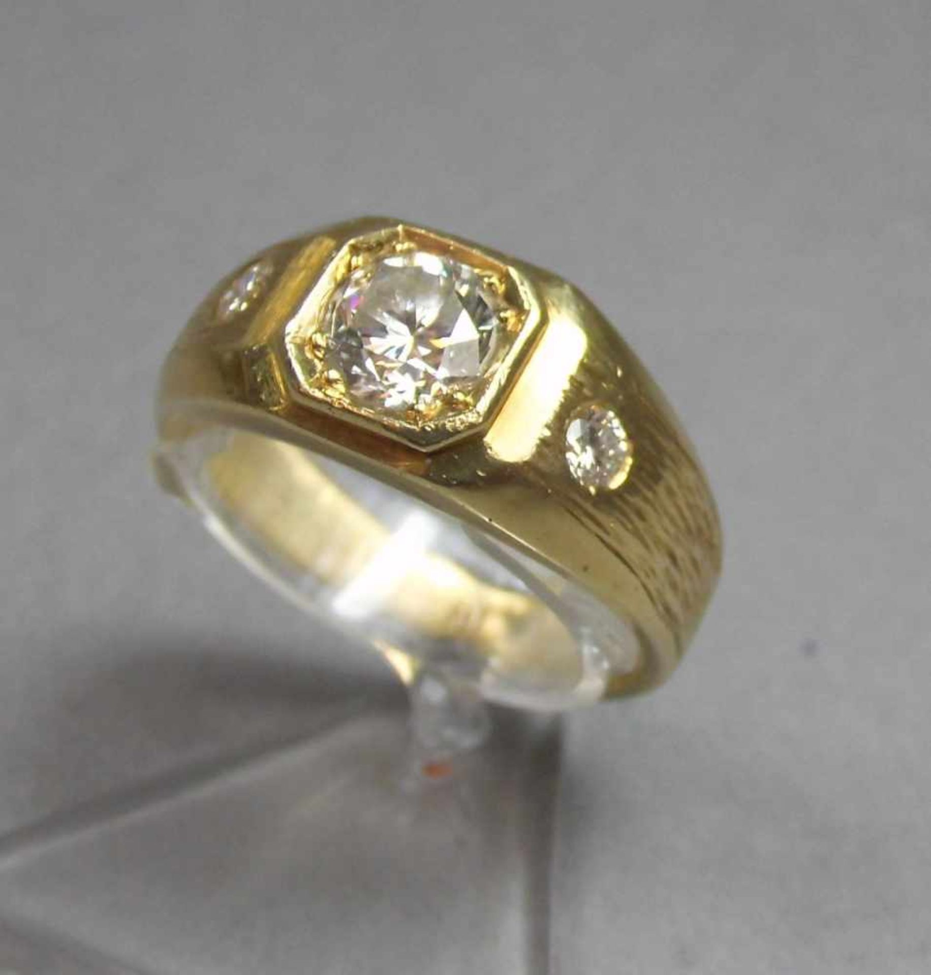 BRILLANT - RING in 750er Gelbgoldfassung (11 g), besetzt mit einem Brillanten von 0,8 ct. (VSI) - Bild 2 aus 3