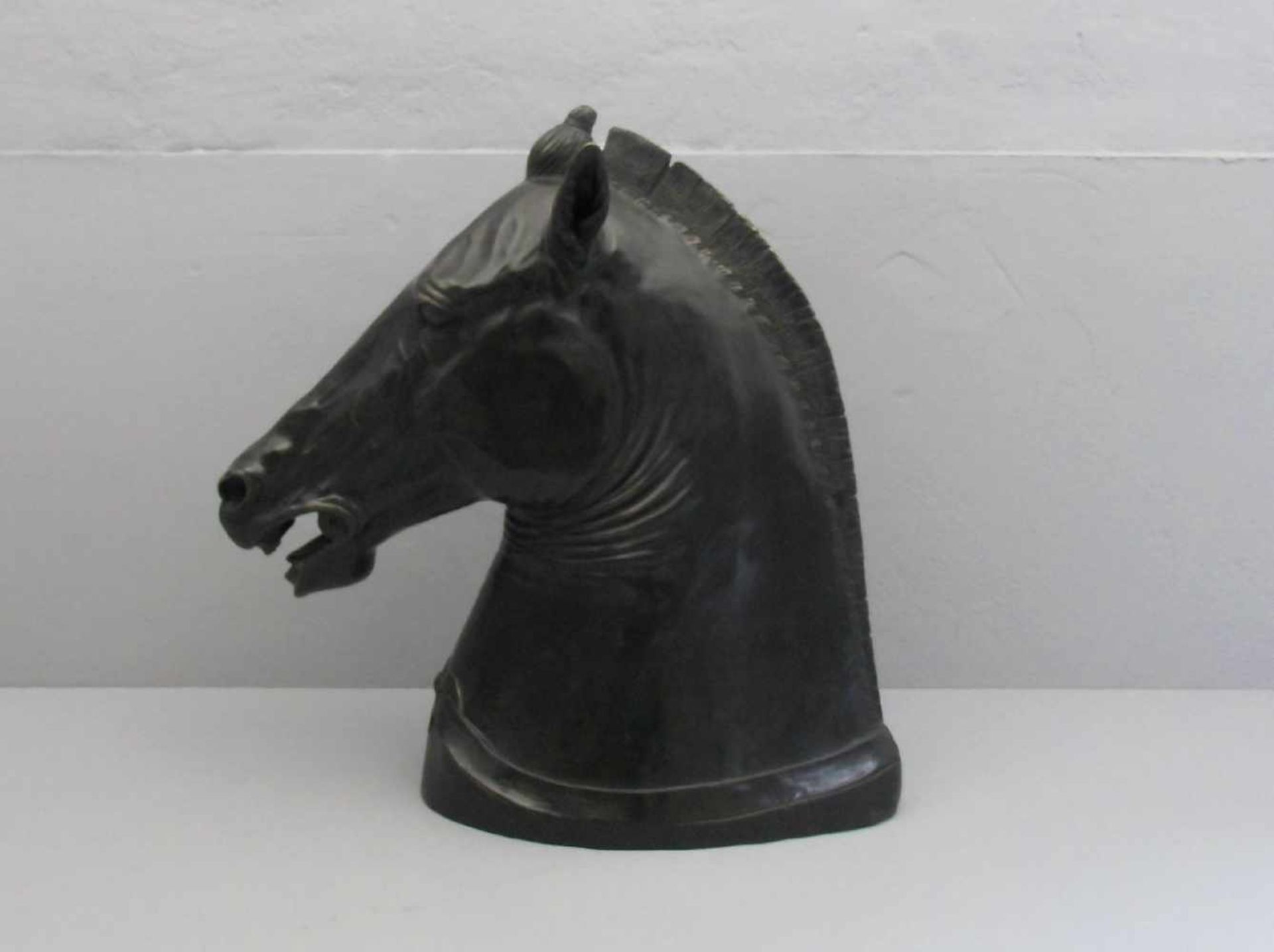 ANONYMUS (20. Jh.), Skulptur / sculpture: "Pferdekopf", Bronze, dunkelbraun patiniert und - Image 3 of 4
