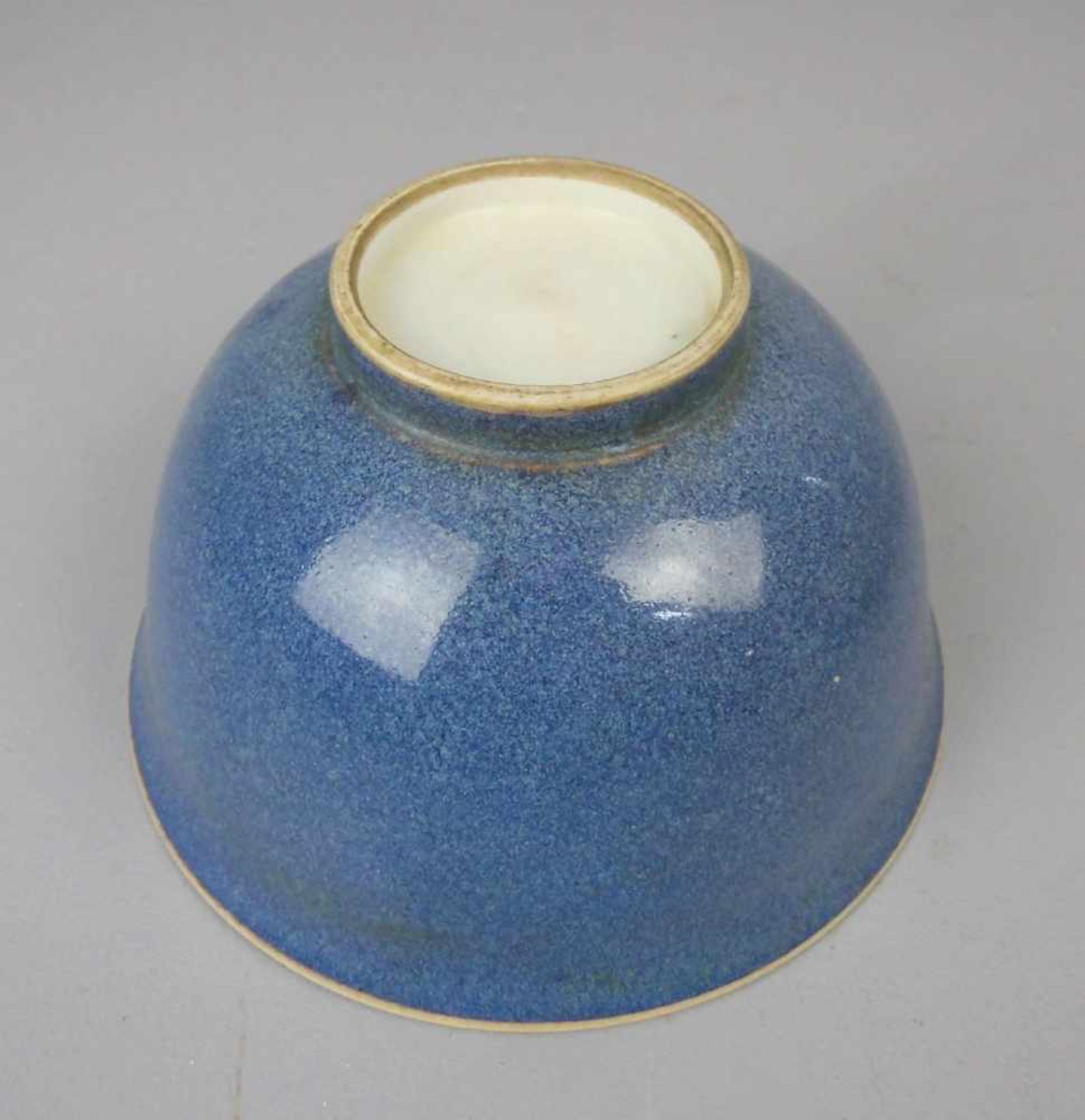 SCHALE / bowl, Porzellan, China, ungemarkt. Konische Form mit ausgestelltem Rand auf Rundstand. - Bild 4 aus 6