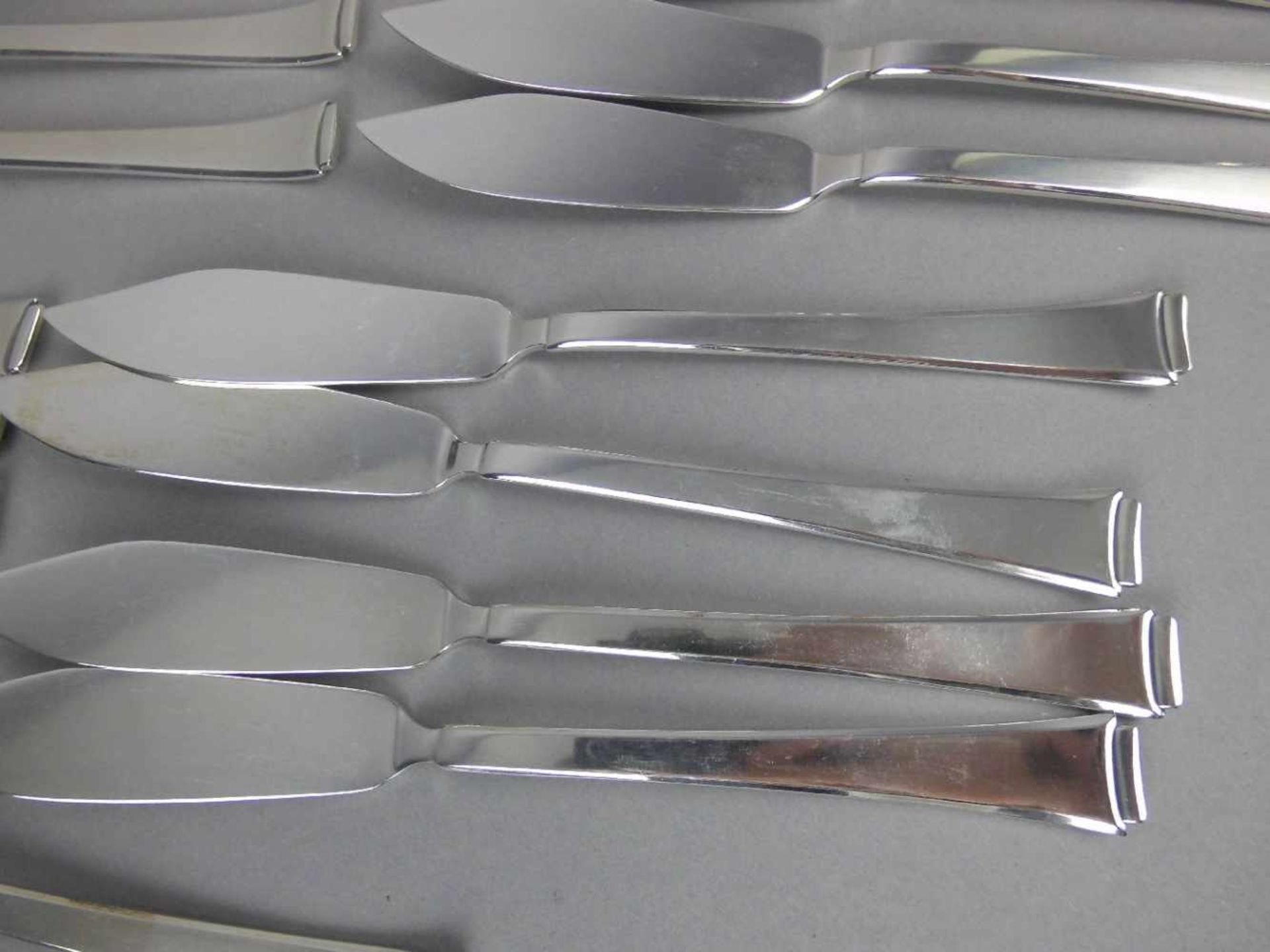 ART DECÒ FISCHBESTECK FÜR 12 PERSONEN / fish cutlery, 20. Jh., 90er Auflage / versilbert. Manufaktur - Bild 2 aus 6