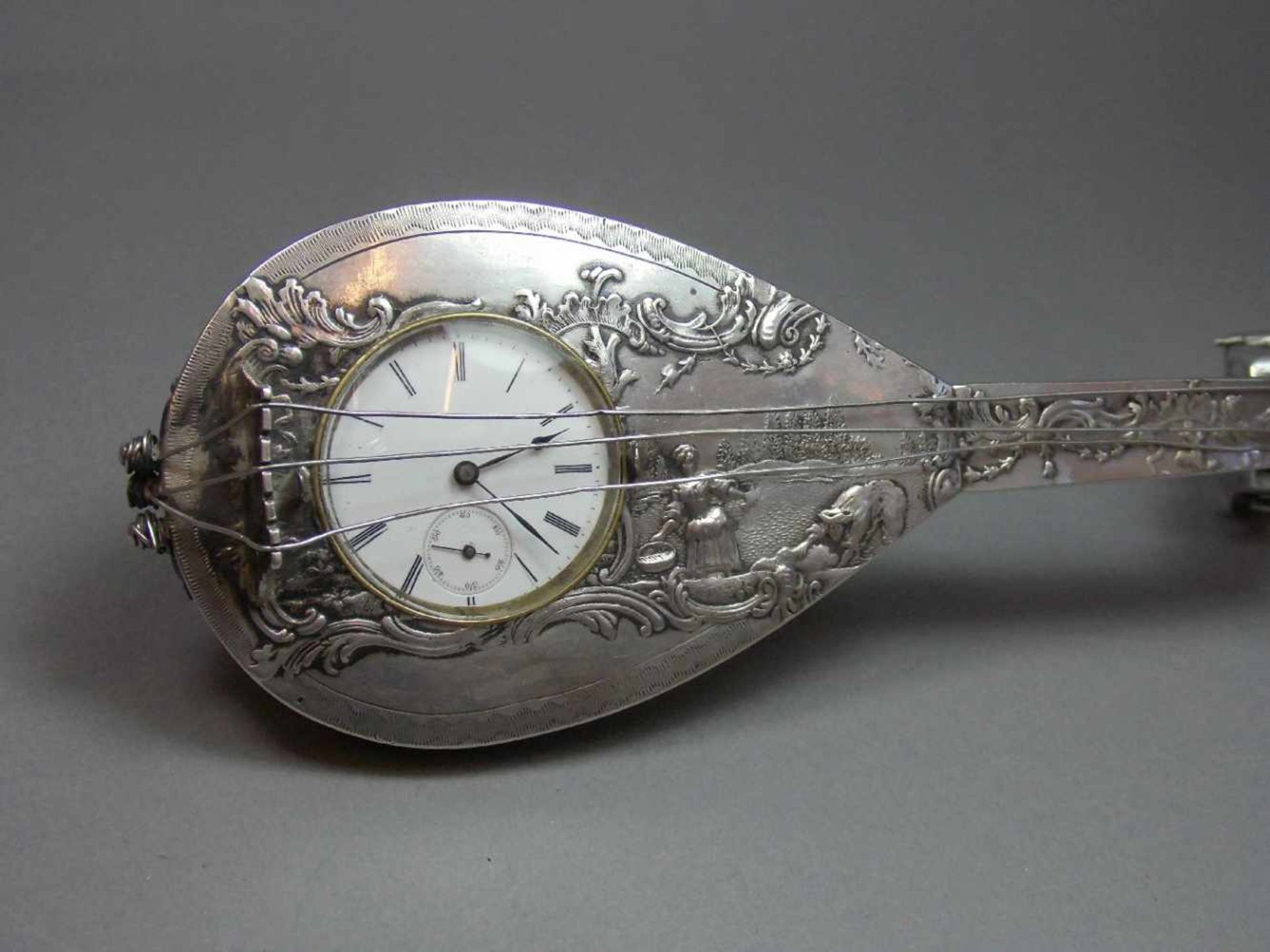 SILBERNE TISCHUHR / TASCHENUHR IM GEHÄUSE IN FORM EINER LAUTE, Sterlingsilber, London 1890, - Image 12 of 18