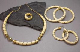 ELFENBEIN - SCHMUCKSET MIT GOLDFÄDEN, Kette, 2 Armreifen, Ring und Creolen. Verschluss und