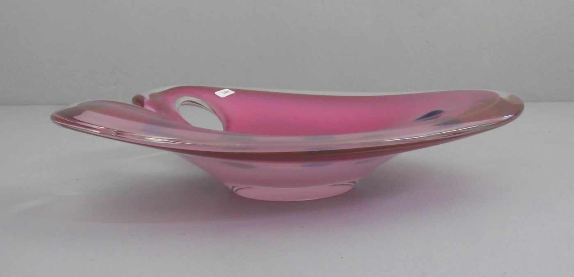 GLASSCHALE IN DER ART EINER PALETTE / bowl, unter dem Stand mit Nadelsignatur: Flygsfors - - Image 2 of 3