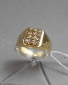 RING MIT BRILLANTBESATZ in 750er Gelbgoldfassung (3,8 g), dekoriert mit grafischen Motiven und