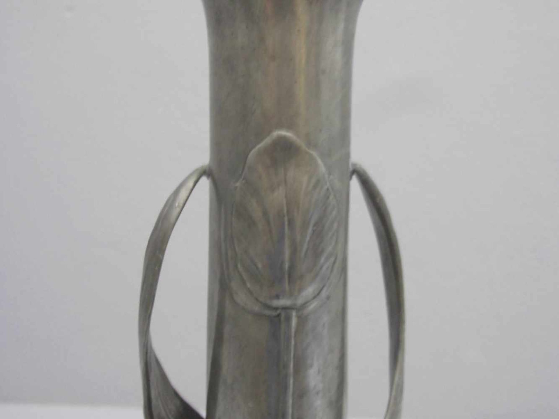 JUGENDSTIL - VASE mit Tulpenmotiv, Zinn, um 1900, unter dem Stand gemarkt "VANHAUTEN", vertiefte - Bild 5 aus 5