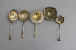 KONVOLUT TEESIEBE / tea strainers, um 1900. 1) Jugendstil - Teesieb: geschweifte Form mit