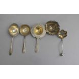 KONVOLUT TEESIEBE / tea strainers, um 1900. 1) Jugendstil - Teesieb: geschweifte Form mit