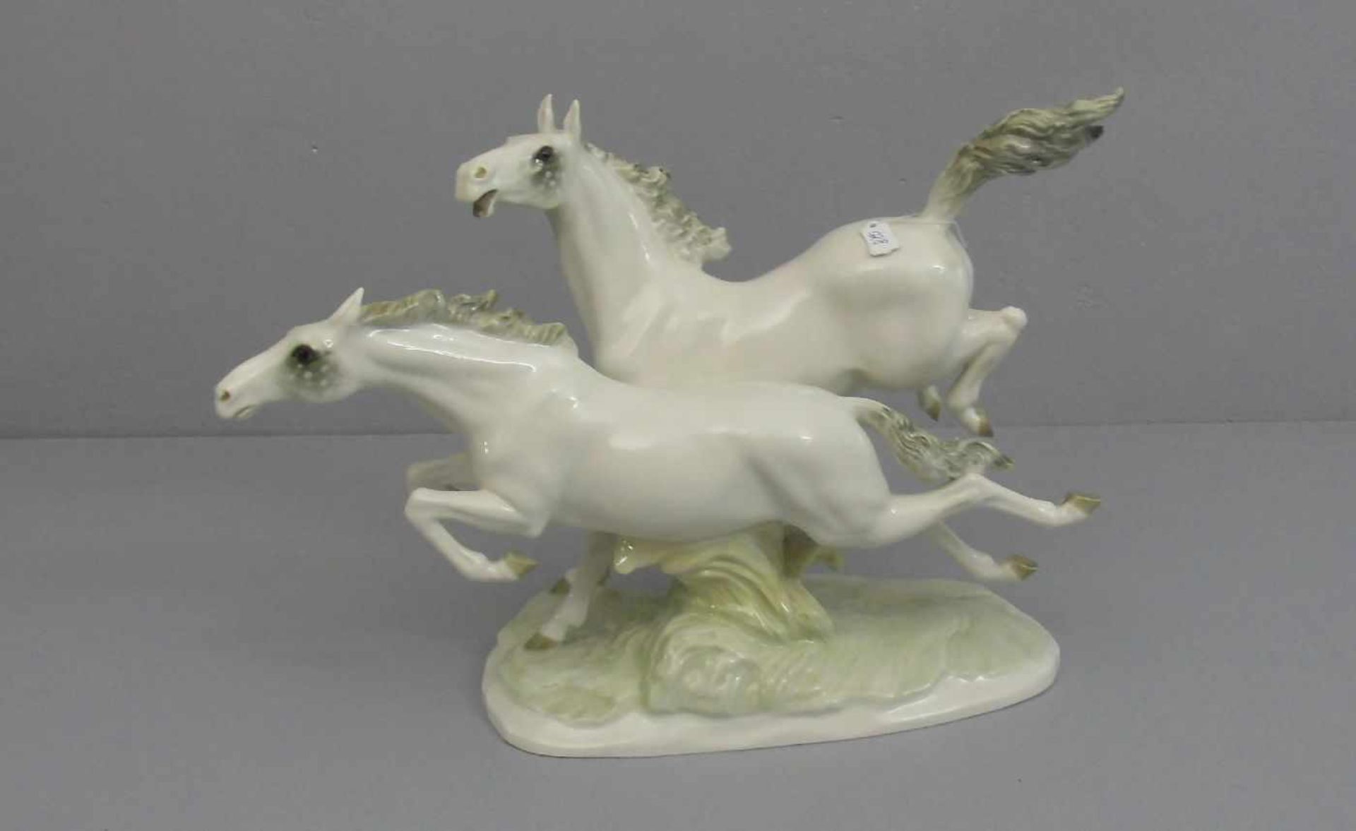 FIGURENGRUPPE: "Galoppierende Pferde", Porzellan, Manufaktur Hutschenreuther - Selb, unterglasurgrün