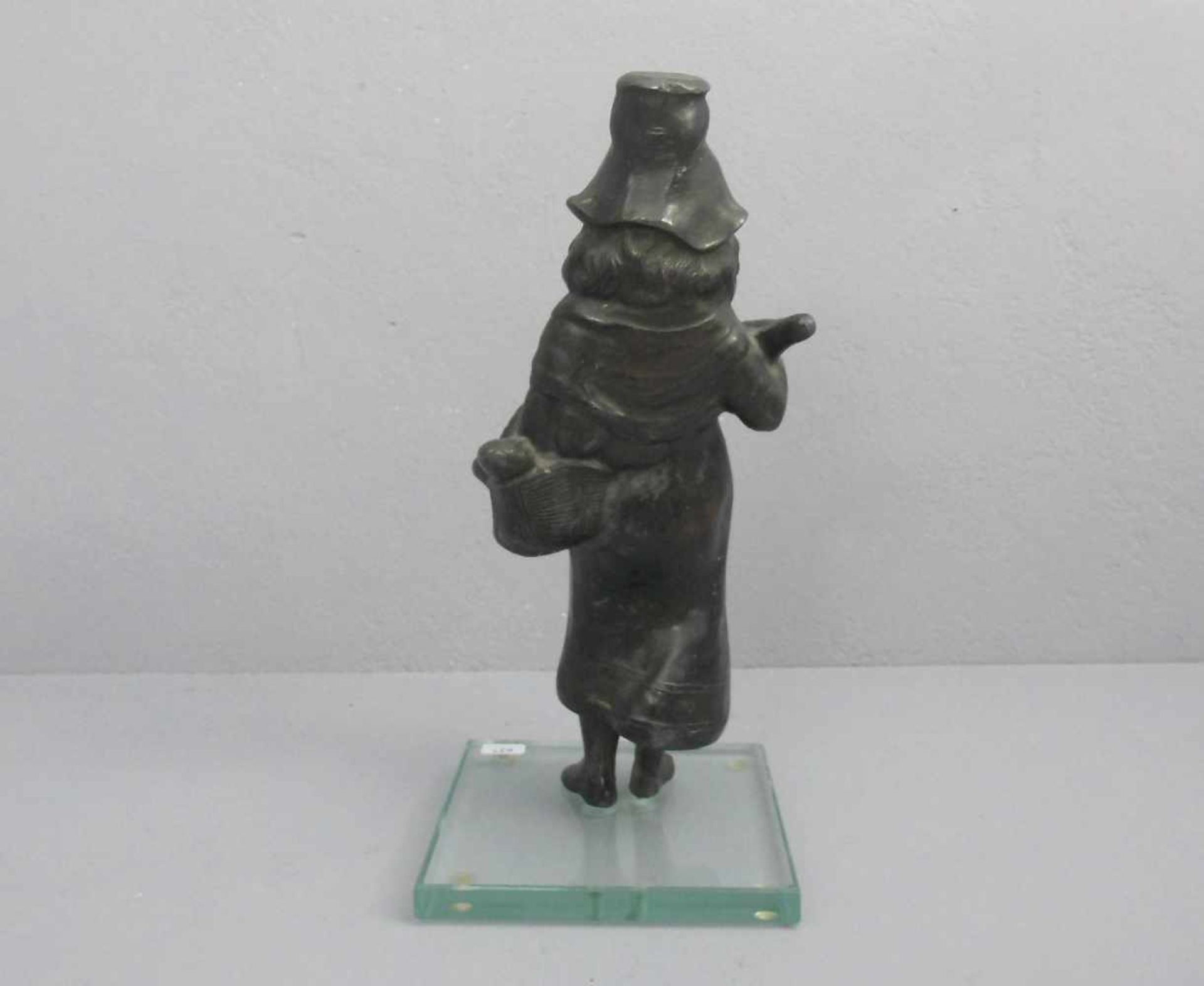 ANONYMUS (Bildhauer des 19./20. Jh.), Skulptur: "Mädchen mit Korb und Flasche / Rotkäppchen", - Image 3 of 3