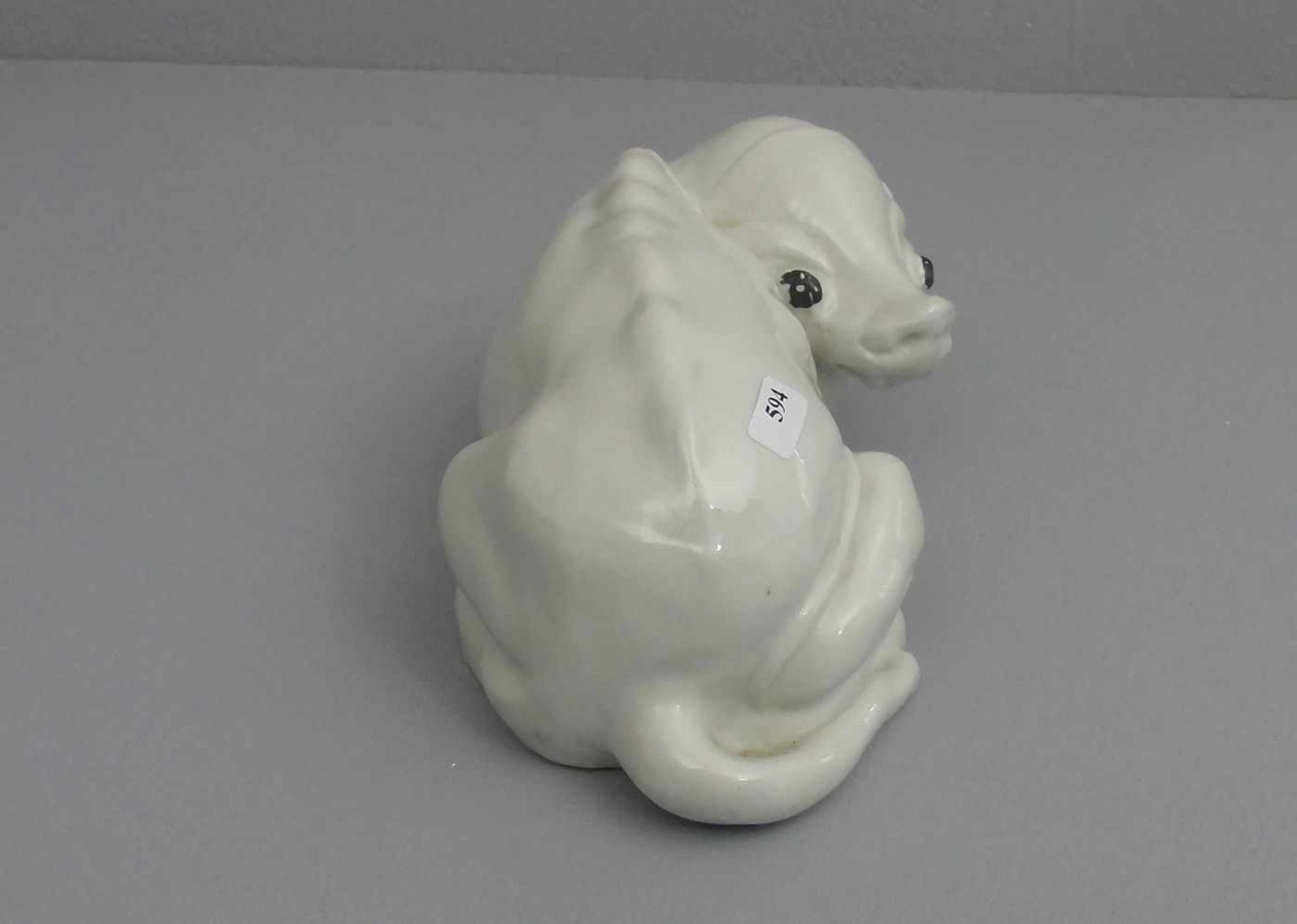 CHINESISCHE FIGUR / porcelainfigure: "Ruhender Drache", Weissporzellan (ungemarkt) mit schwarz - Bild 4 aus 4