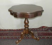 BEISTELLTISCH / coffee table, 2. H. 20. Jh., dunkel mattiertes Holz. Balusterstand auf drei