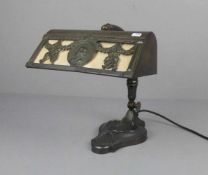 SCHREIBTISCHLAMPE / BIBLIOTHEKSLAMPE, um 1900. Bronziertes Metall, einflammige Brennstelle,