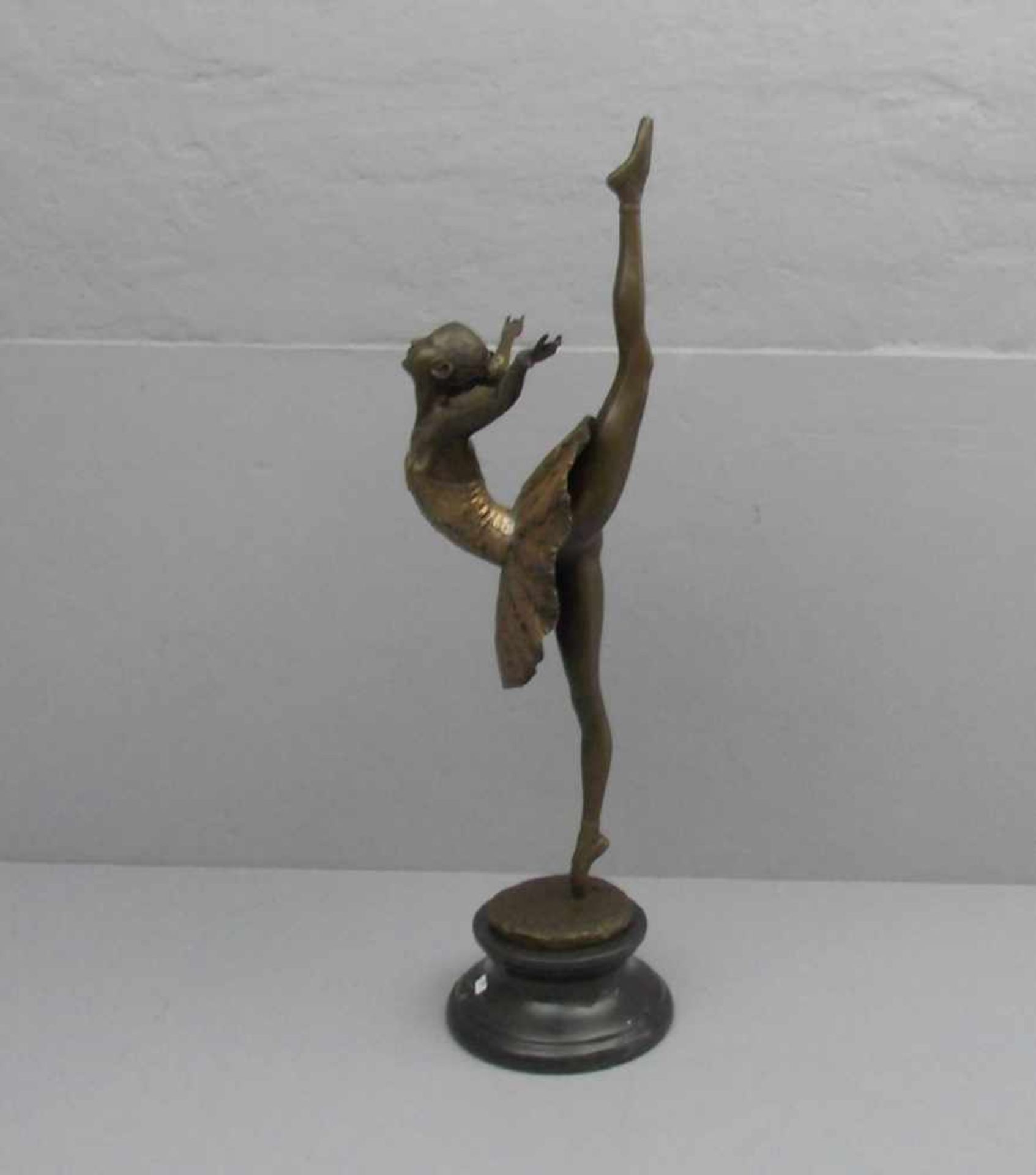 SKULPTUR: "Ballerina", Bronze, hellbraun patiniert und goldfarben akzentuiert, mit Gießerplakette " - Image 2 of 5