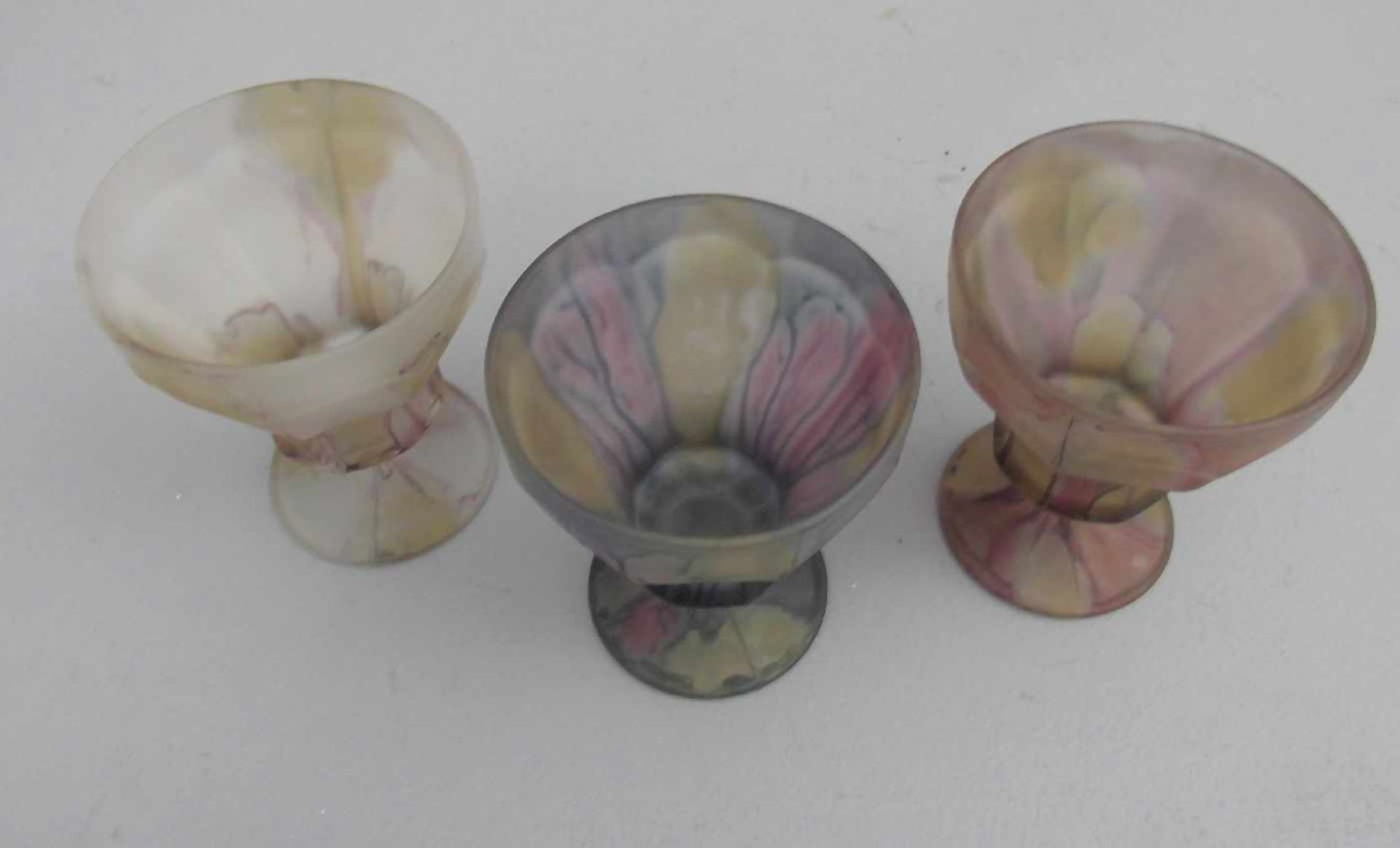 3 EISBECHER / GLAS - FUSSSCHALEN / ice cream glas bowls, Mitte 20. Jh., Pressglas. Konische Form mit - Image 3 of 3