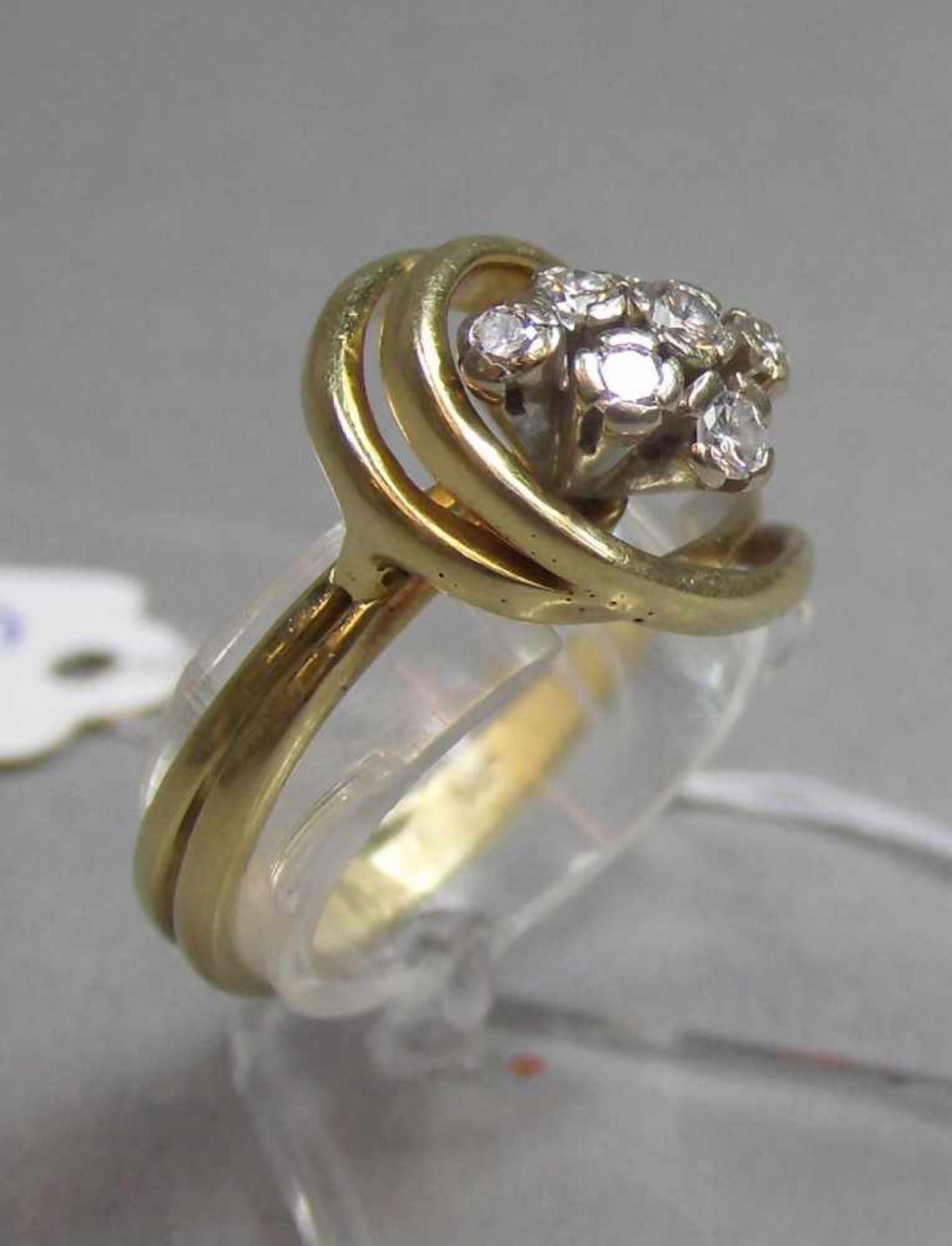 RING, 585er Gelbgold (5,2 g), besetzt mit 7 Brillanten. Ring-Gr. 52 cm; Ringkopf 1,4 cm. - Image 2 of 3