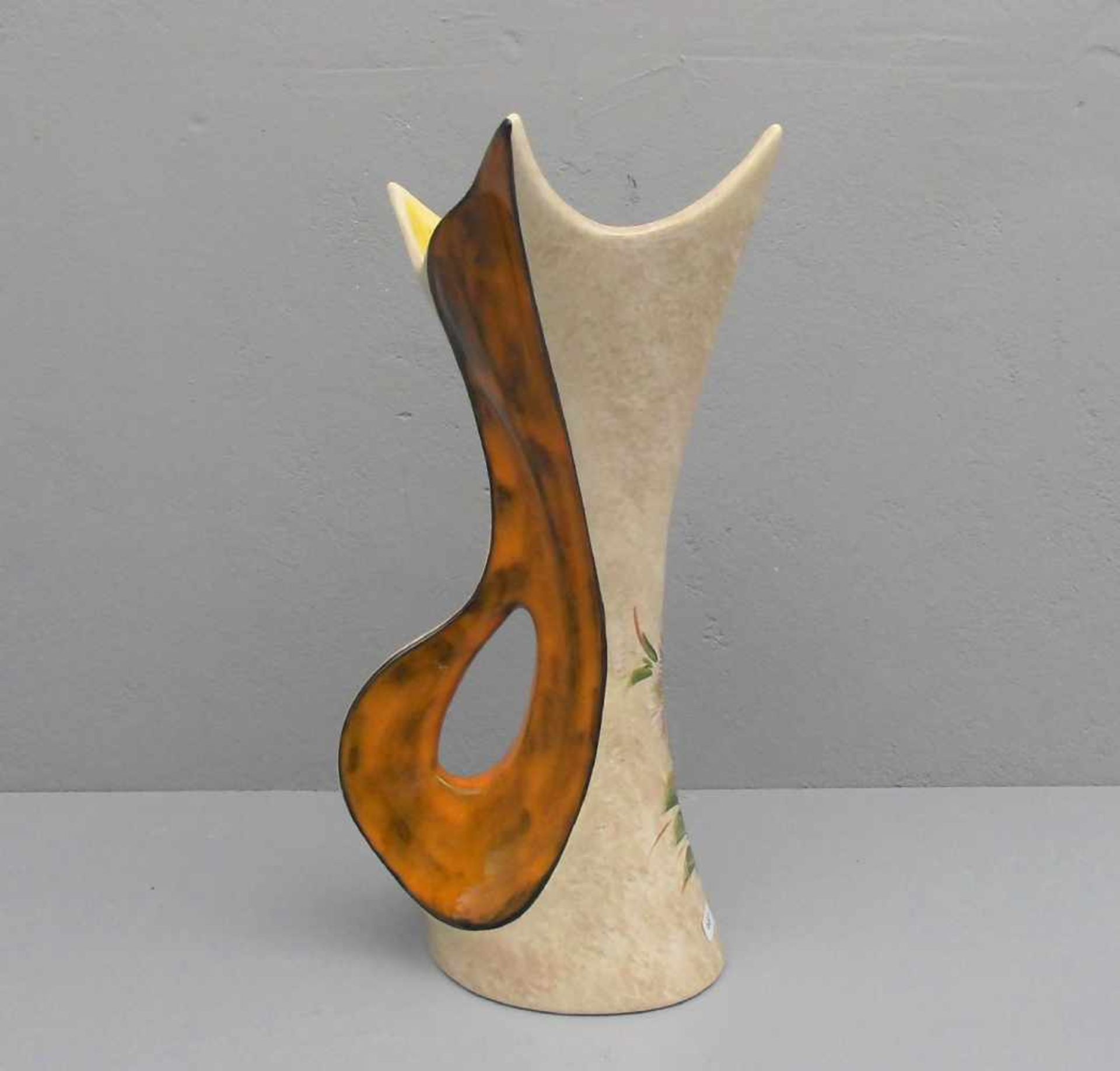 VASE, Keramik, unter dem Stand bezeichnet "Décor Main", vertiefte Modell-Nr. 7983 und auf der - Image 2 of 4