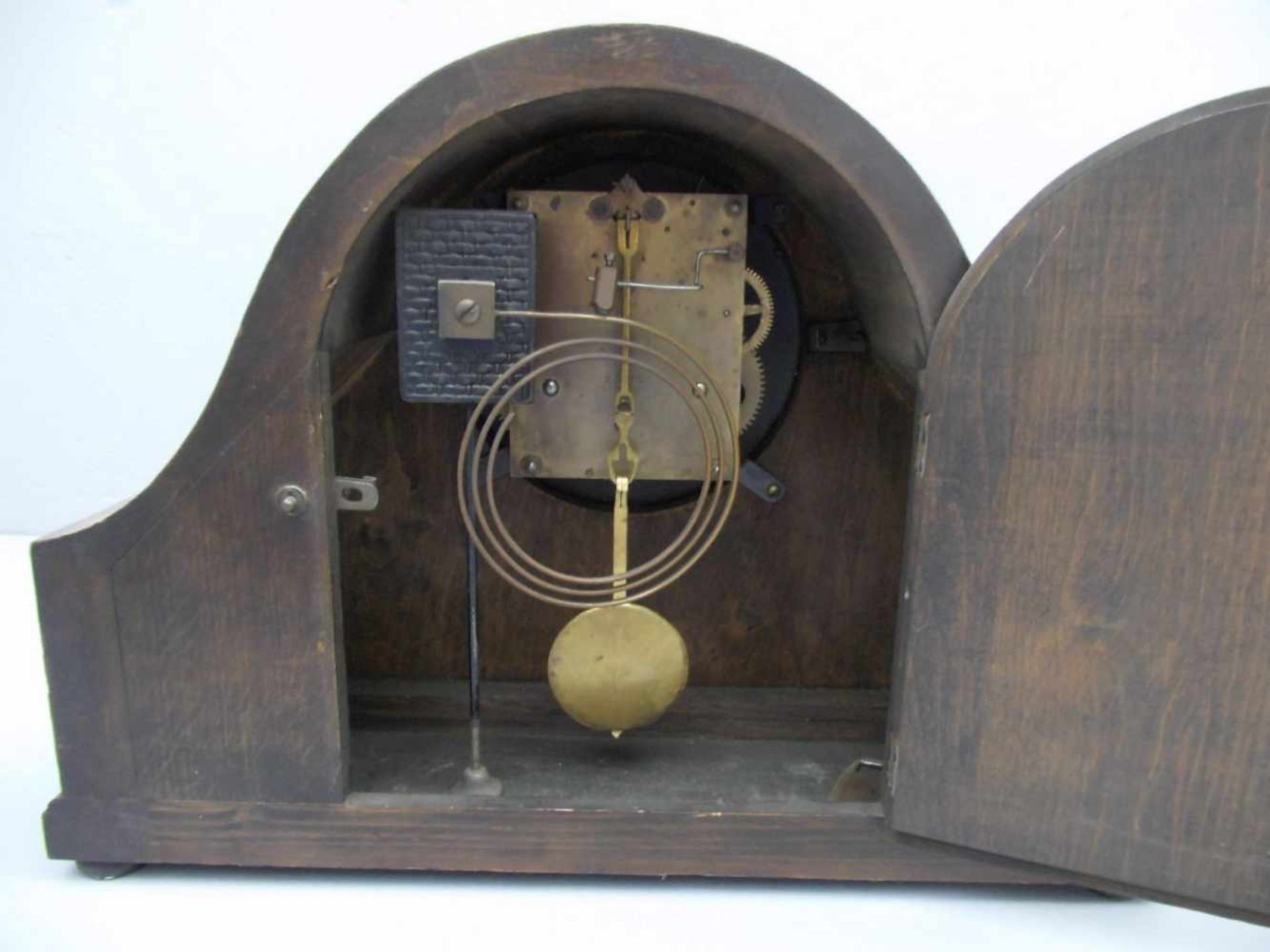 ENGLISCHE KAMINUHR / fire place clock, im gebogten Gehäuse mit Intarsien, Zifferblatt bezeichnet „ - Image 5 of 5