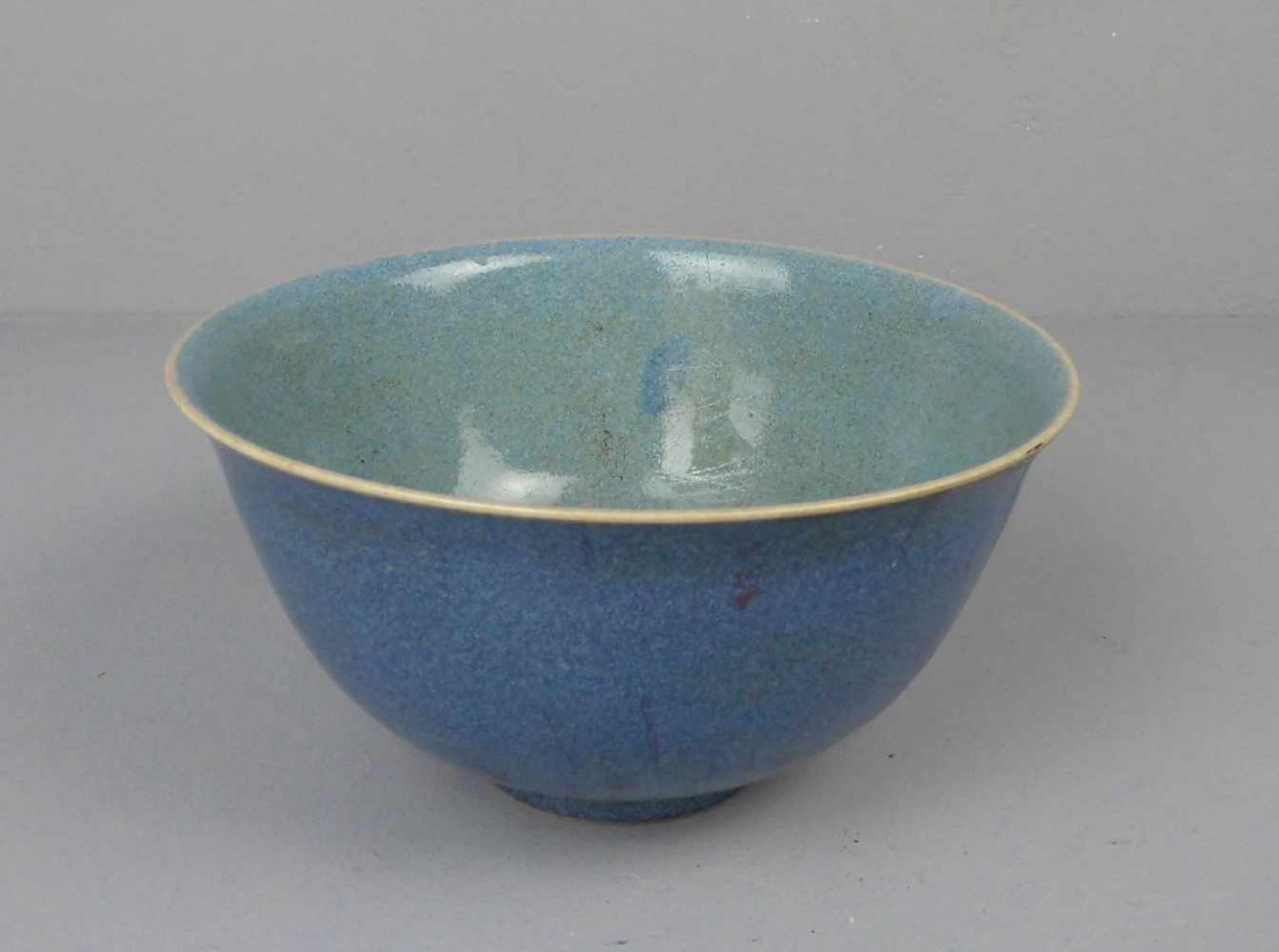 SCHALE / bowl, Porzellan, China, ungemarkt. Konische Form mit ausgestelltem Rand auf Rundstand.