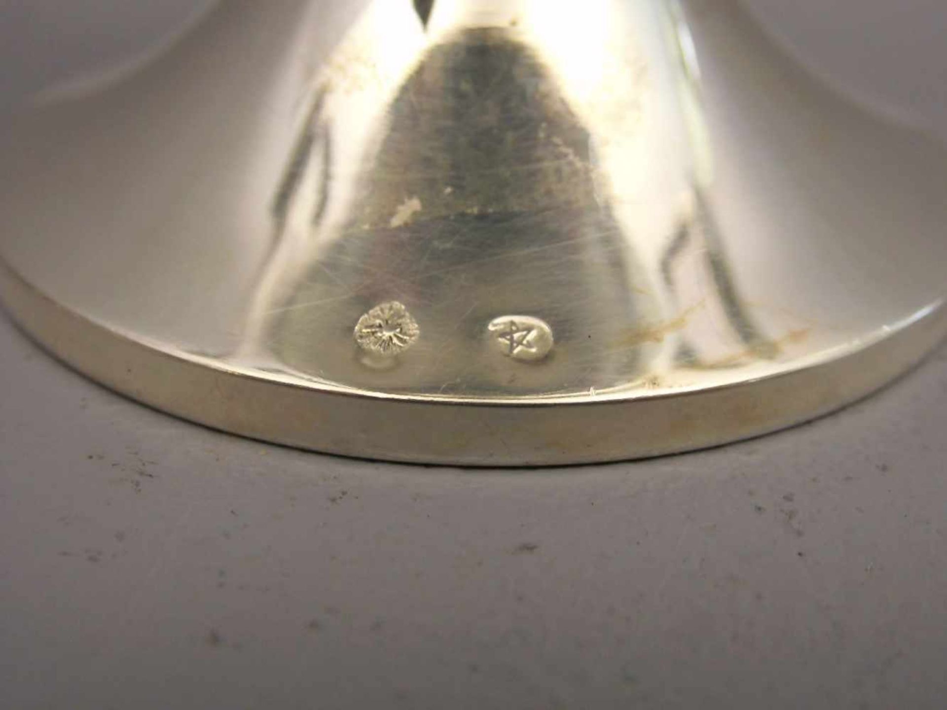 POKAL / HENKELVASE / goblet, 915er Silber (192 g), Spanien, gepunzt mit "Davidstern" und "Ameisen- - Bild 2 aus 3