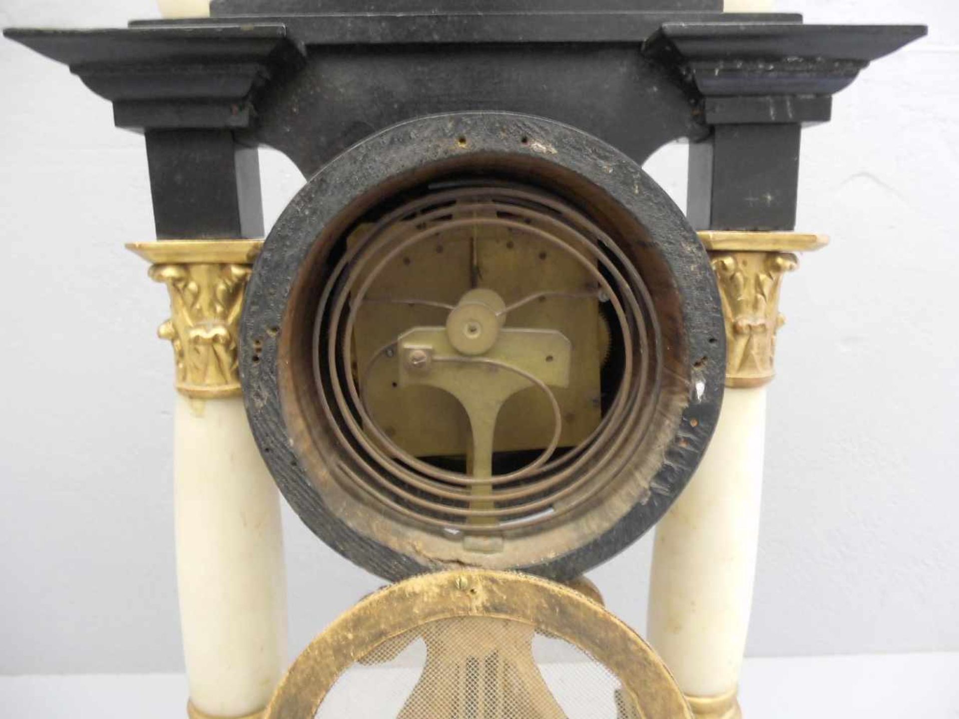 PORTALUHR, um 1830. Ebonisiertes Holzgehäuse im Architekturaufbau, getragen von zwei Alabastersäulen - Bild 5 aus 5