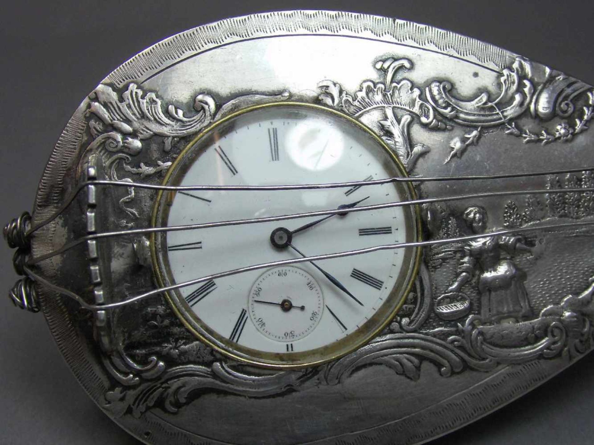 SILBERNE TISCHUHR / TASCHENUHR IM GEHÄUSE IN FORM EINER LAUTE, Sterlingsilber, London 1890, - Image 13 of 18