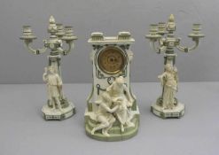 JUGENDSTIL - UHR MIT BEISTELLERN, Biskuitporzellan, elfenbeinfarben und lindgrün, unter dem Stand