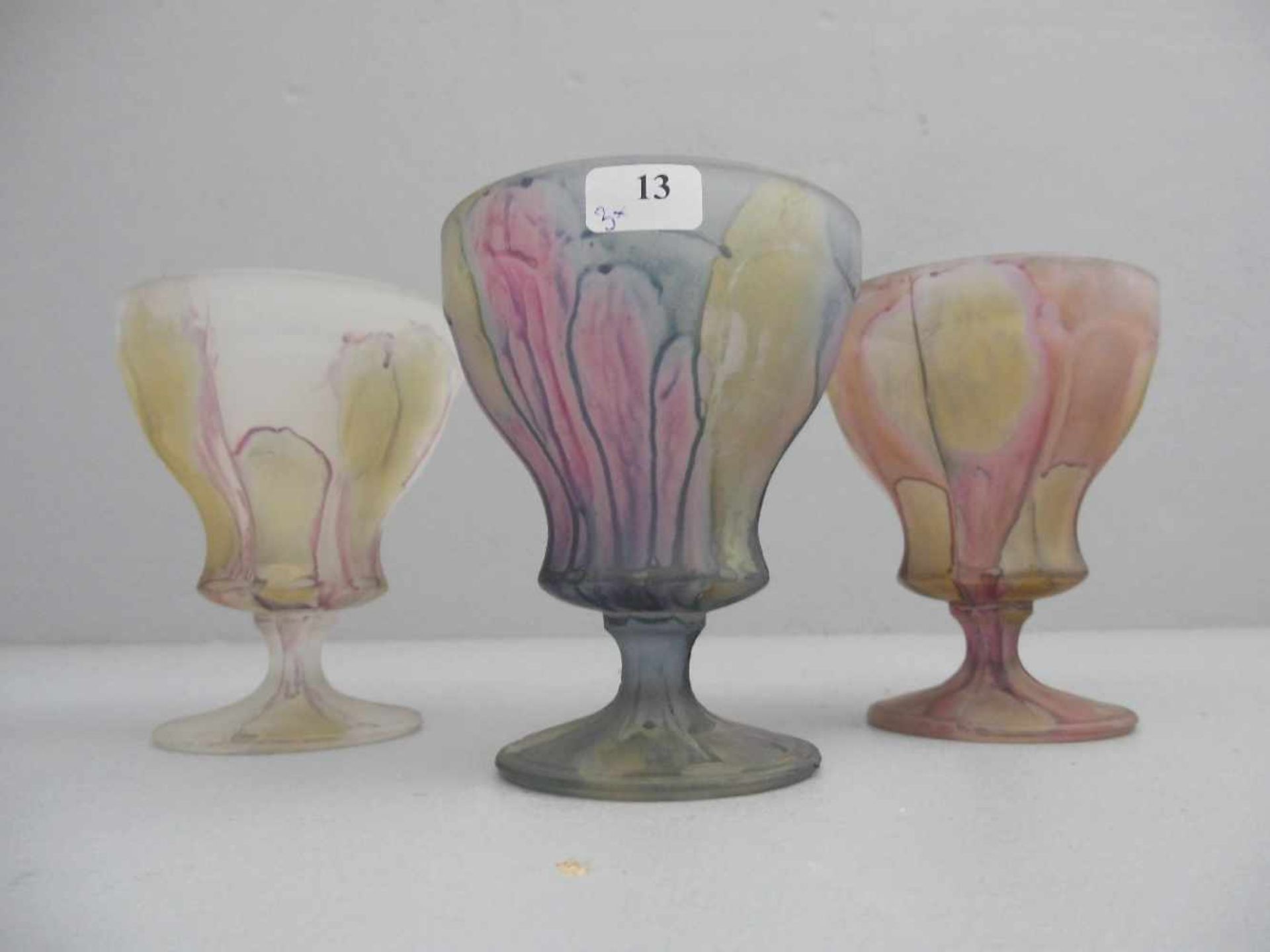 3 EISBECHER / GLAS - FUSSSCHALEN / ice cream glas bowls, Mitte 20. Jh., Pressglas. Konische Form mit - Image 2 of 3