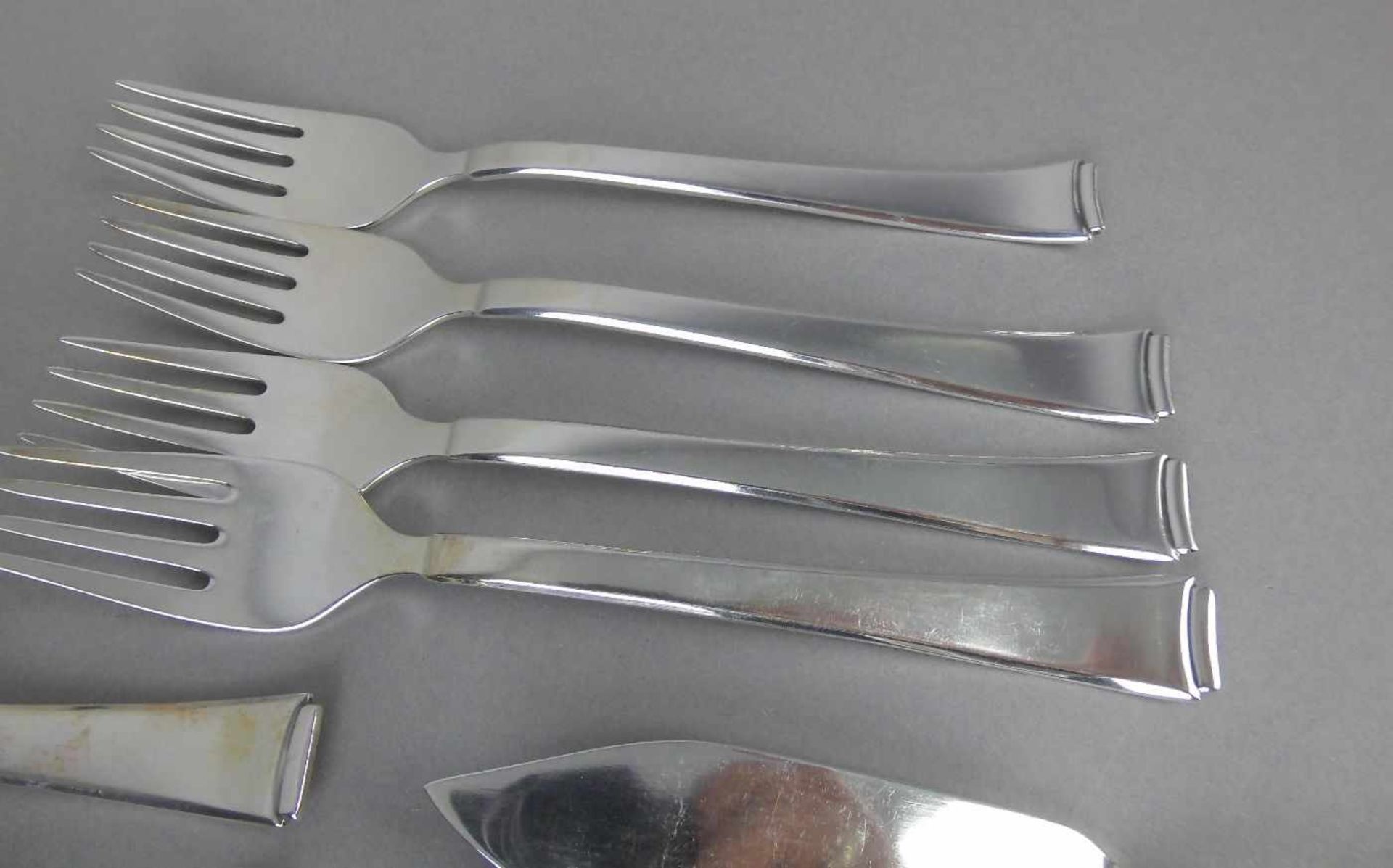 ART DECÒ FISCHBESTECK FÜR 12 PERSONEN / fish cutlery, 20. Jh., 90er Auflage / versilbert. Manufaktur - Image 3 of 6