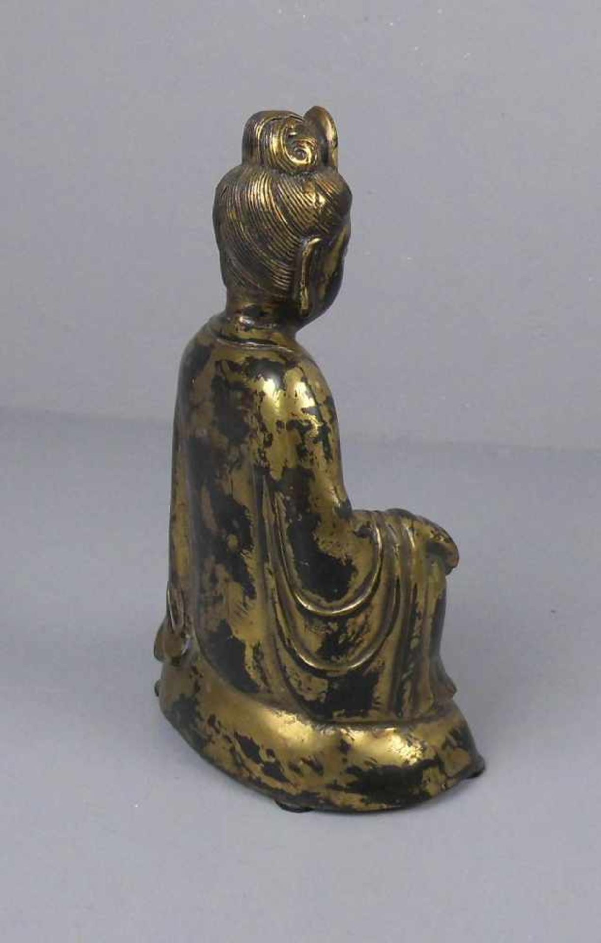 BUDDHA - SKULPTUR, Bronze, dunkelbraun patiniert mit goldenen Akzentuierungen. Leicht lächelnder - Bild 3 aus 4