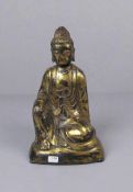 BUDDHA - SKULPTUR, Bronze, dunkelbraun patiniert mit goldenen Akzentuierungen. Leicht lächelnder