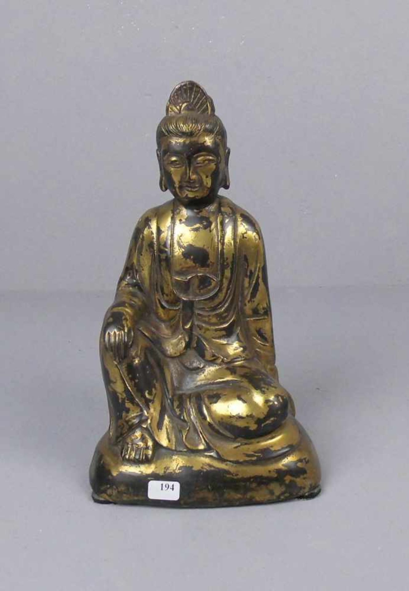 BUDDHA - SKULPTUR, Bronze, dunkelbraun patiniert mit goldenen Akzentuierungen. Leicht lächelnder