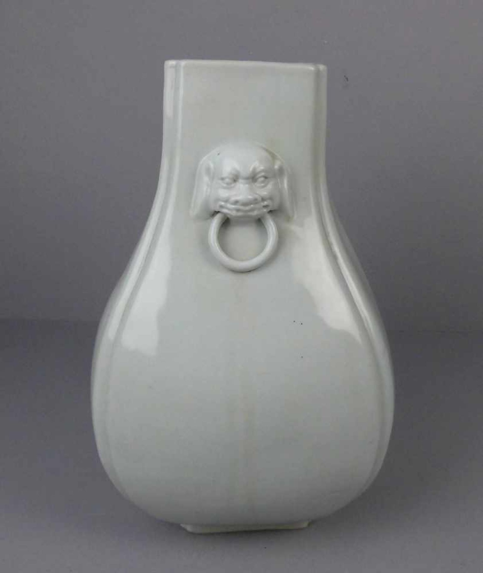 CHINESISCHE BLANC DE CHINE - VASE (ungemarkt), Karreestand, vierpassige und an den Ecken profilierte - Bild 2 aus 6