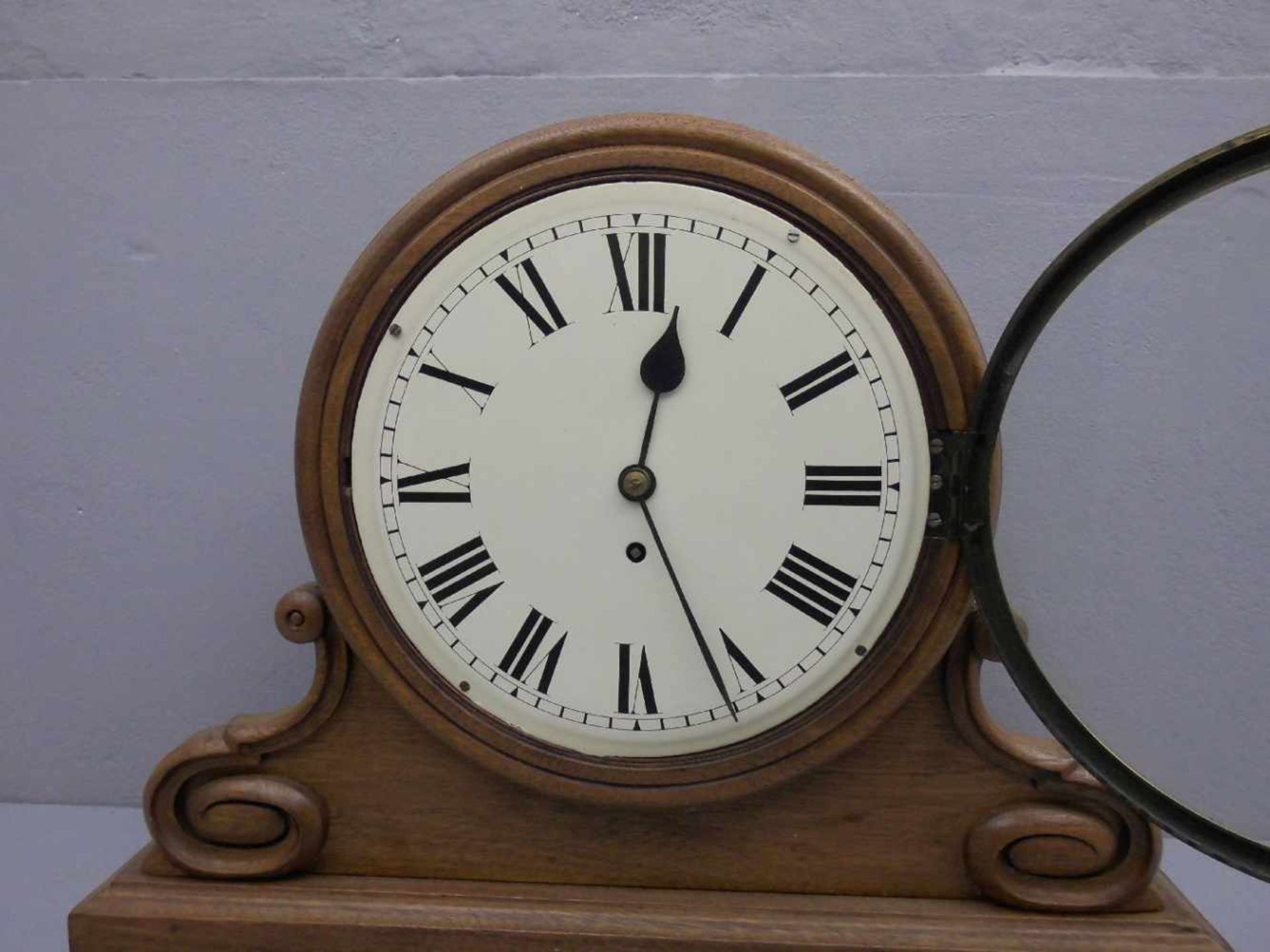 KAMINUHR / fire place clock, im gebogten Gehäuse mit plastischem Volutendekor. Lackiertes - Image 2 of 4