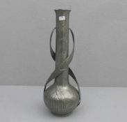 JUGENDSTIL - VASE mit Tulpenmotiv, Zinn, um 1900, unter dem Stand gemarkt "VANHAUTEN", vertiefte