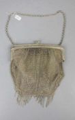 TASCHE / HANDTASCHE, Alpacca, um 1920/30. Ringkettengewebe, unterer Abschluss mit beweglichen