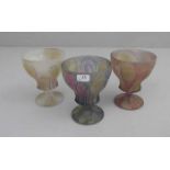 3 EISBECHER / GLAS - FUSSSCHALEN / ice cream glas bowls, Mitte 20. Jh., Pressglas. Konische Form mit