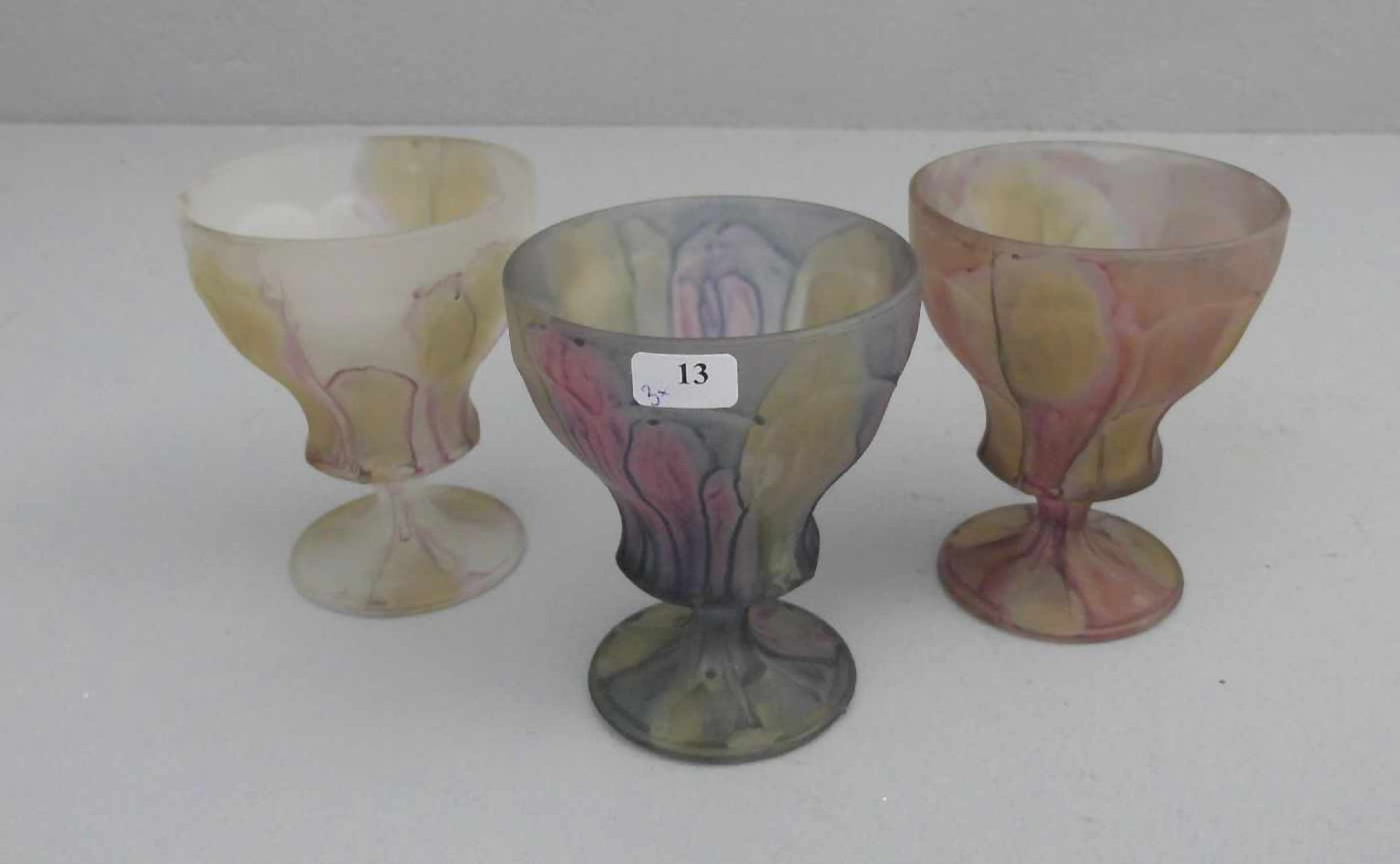 3 EISBECHER / GLAS - FUSSSCHALEN / ice cream glas bowls, Mitte 20. Jh., Pressglas. Konische Form mit