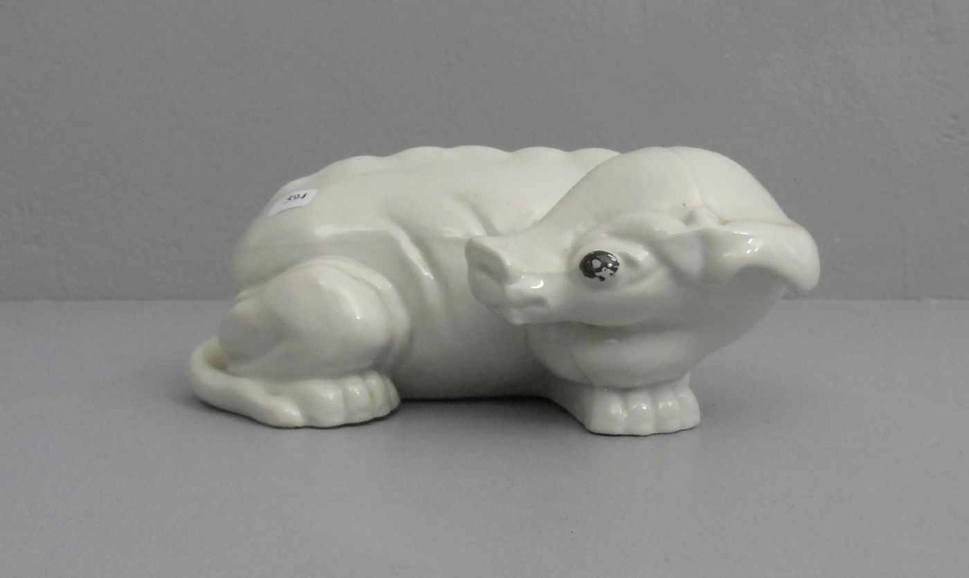 CHINESISCHE FIGUR / porcelainfigure: "Ruhender Drache", Weissporzellan (ungemarkt) mit schwarz