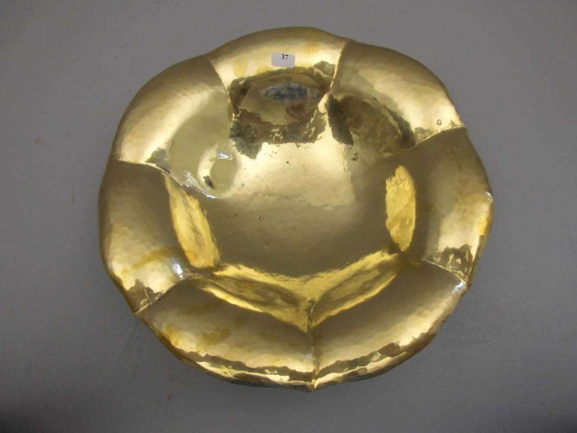 ART DÉCO - SCHALE, um 1920, goldfarbenes Metall, gemarkt Heyer, bezeichnet "Handarbeit" und - Bild 2 aus 4