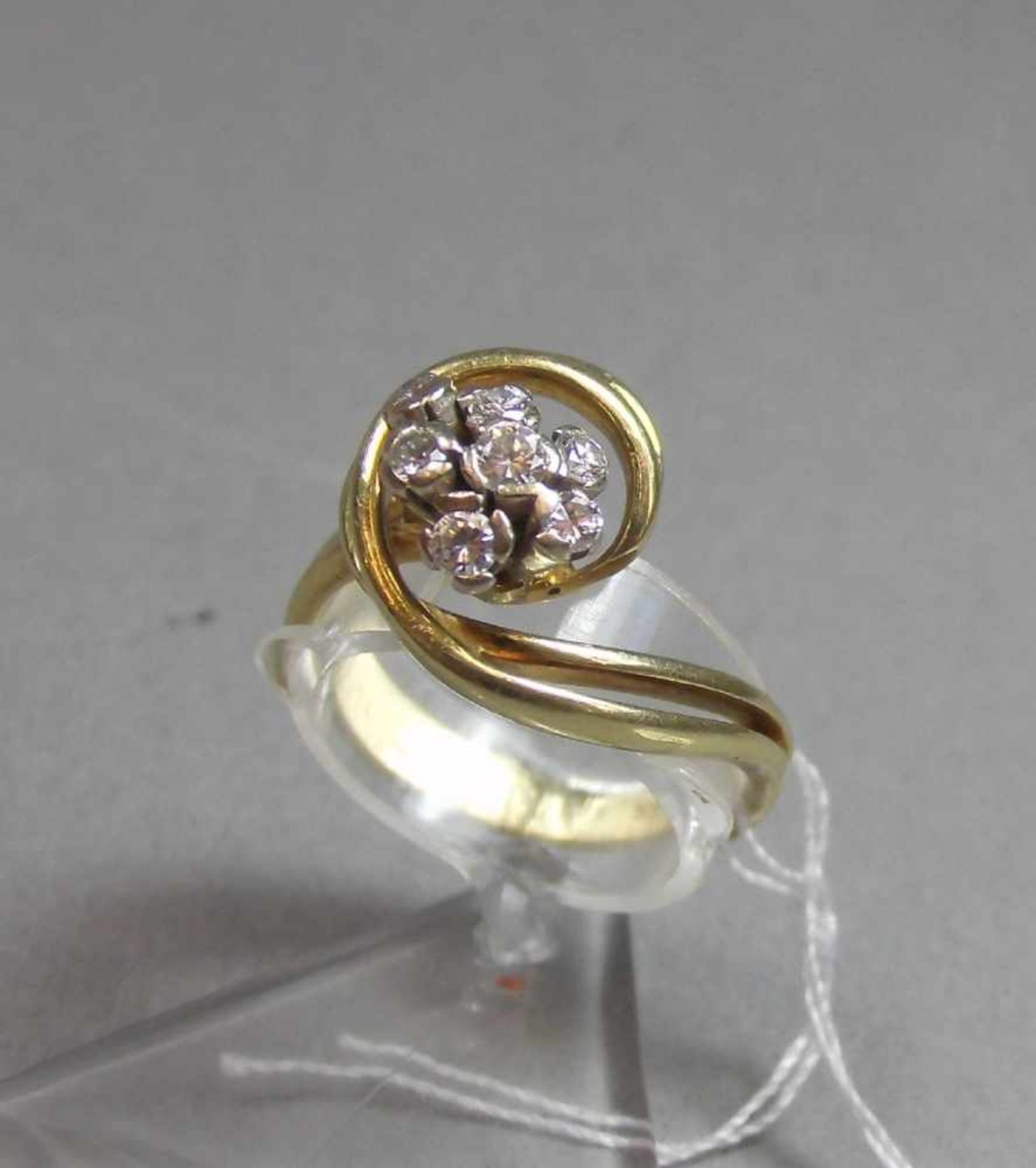 RING, 585er Gelbgold (5,2 g), besetzt mit 7 Brillanten. Ring-Gr. 52 cm; Ringkopf 1,4 cm.