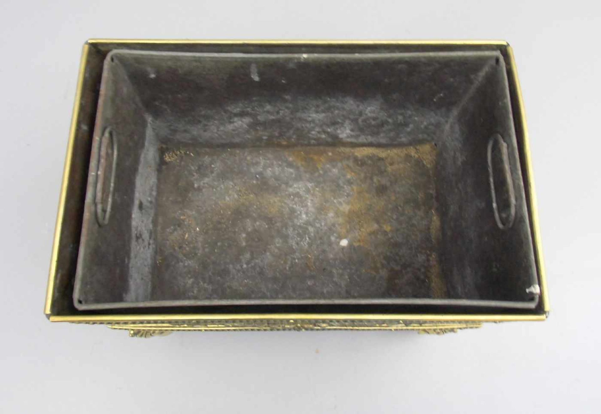 KOHLENKASTEN / SCHATULLE für Kohle und Anfachholz / coal box, Messing mit Eiseneinsatz, um 1900; - Bild 3 aus 3