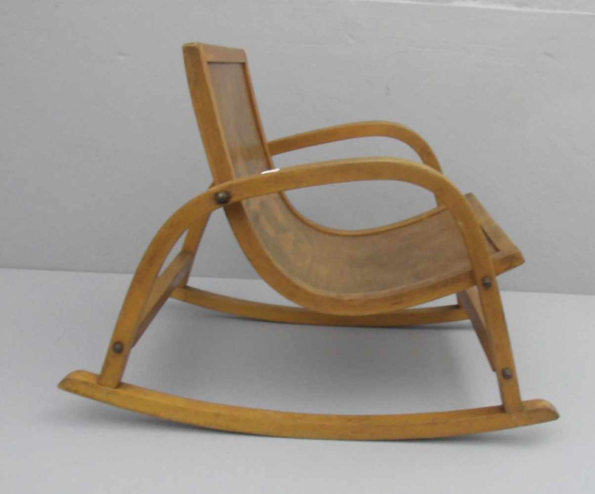 KINDER - SCHAUKELSTUHL / rocking chair for children, Niederlande, 1920er Jahre. Zargenrahmen aus - Bild 3 aus 4