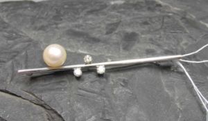 STAB - BROSCHE / brooch, 585er Weissgold (6 g), besetzt mit einer Perle und drei Brillanten von je