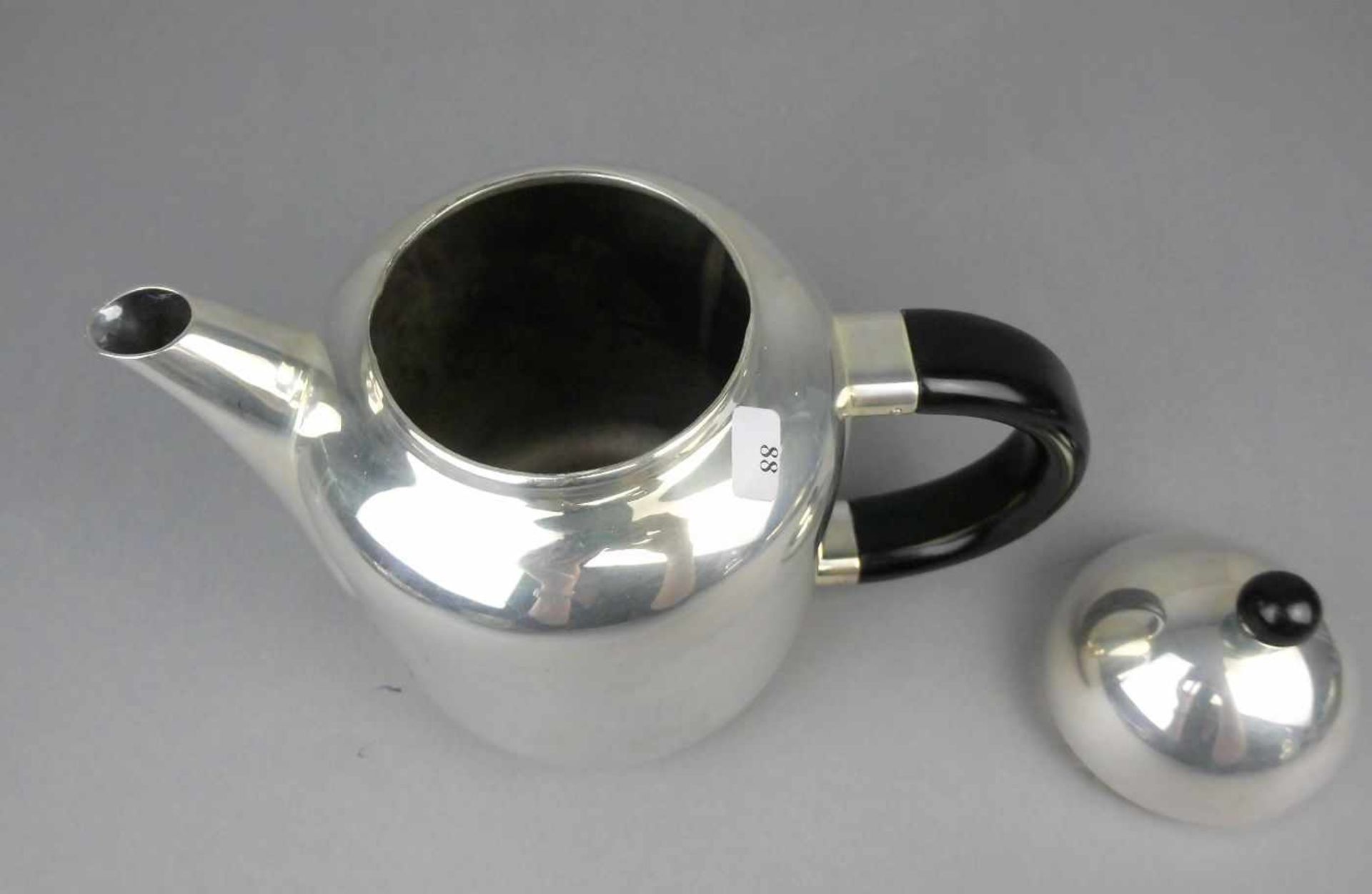 KAFFEEKANNE IM BAUHAUS - STIL, Form Silhouette, 925er Silber (776 g), gepunzt mit Halbmond, Krone, - Image 4 of 7