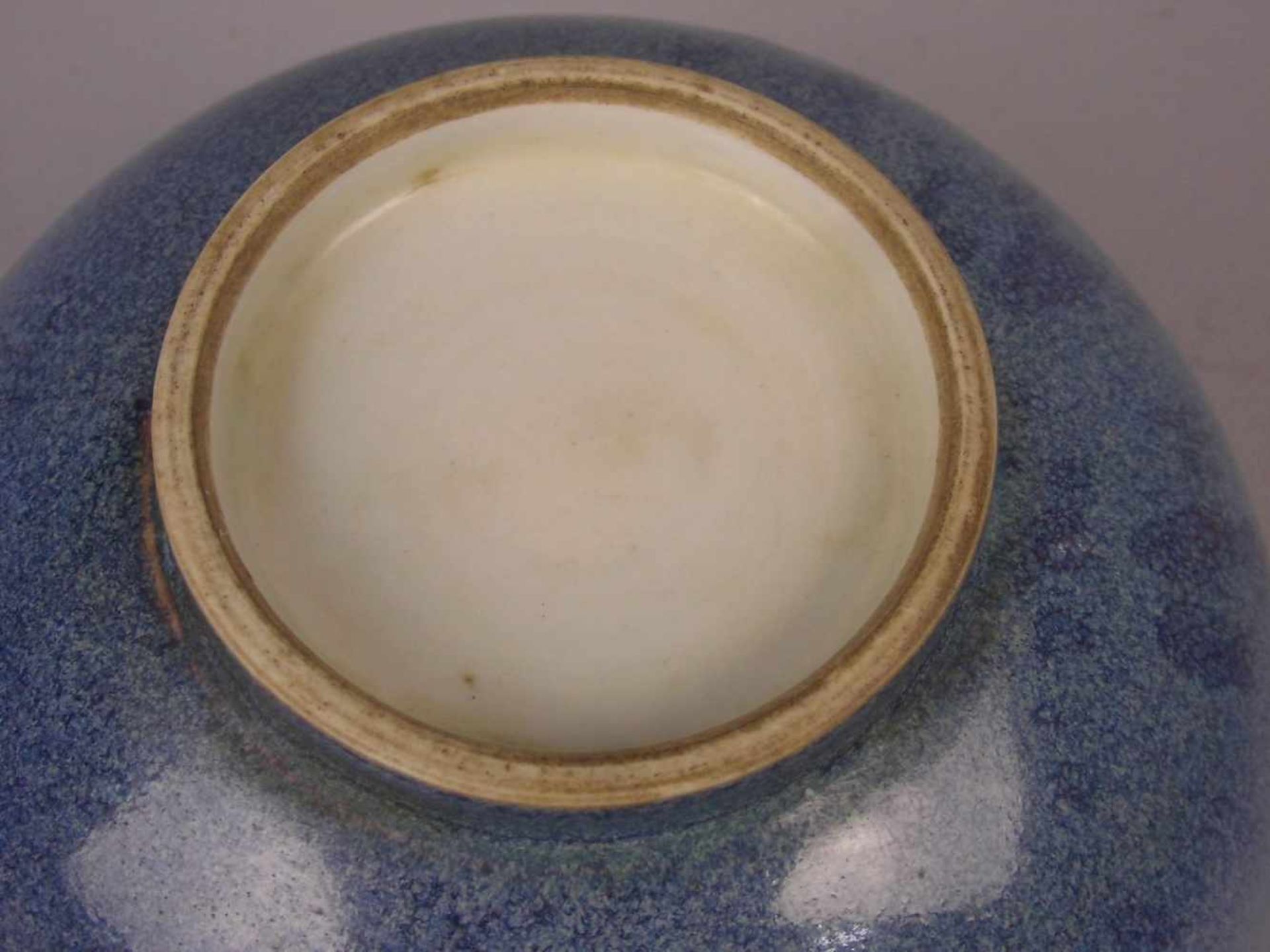 SCHALE / bowl, Porzellan, China, ungemarkt. Konische Form mit ausgestelltem Rand auf Rundstand. - Bild 6 aus 6