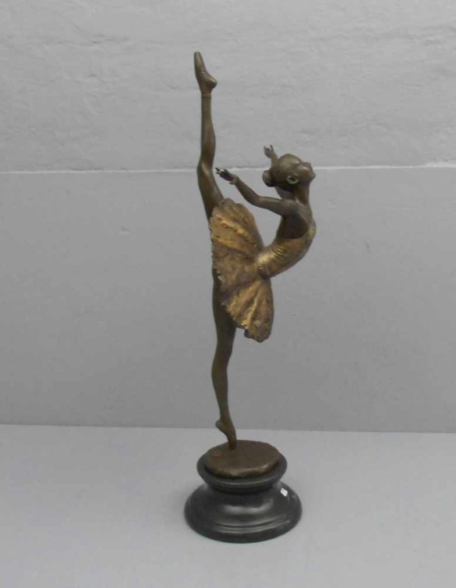 SKULPTUR: "Ballerina", Bronze, hellbraun patiniert und goldfarben akzentuiert, mit Gießerplakette " - Image 4 of 5