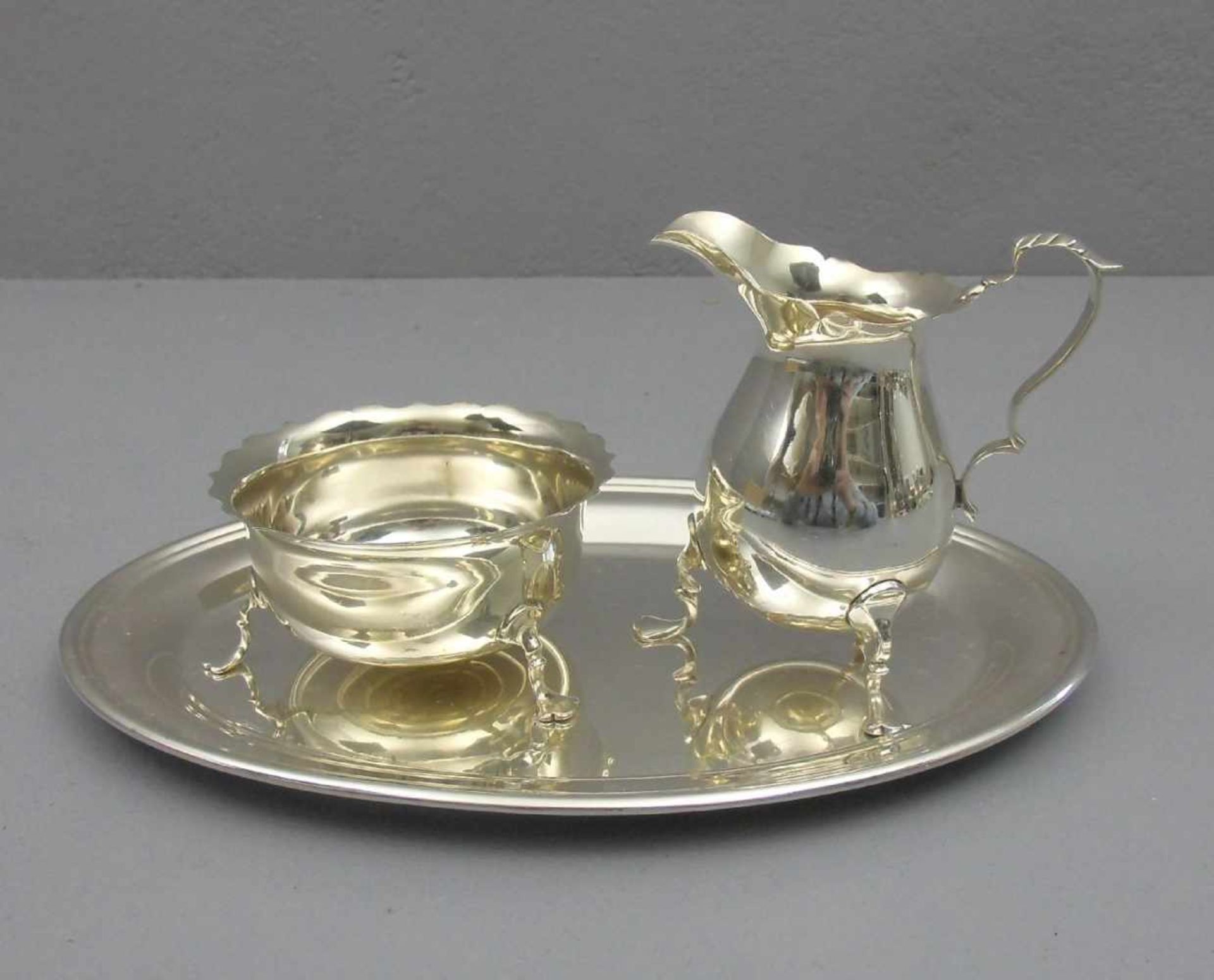 MILCHKÄNNCHEN UND ZUCKERDOSE AUF TABLETT / milk jug and sugar bowl on a tray, England,