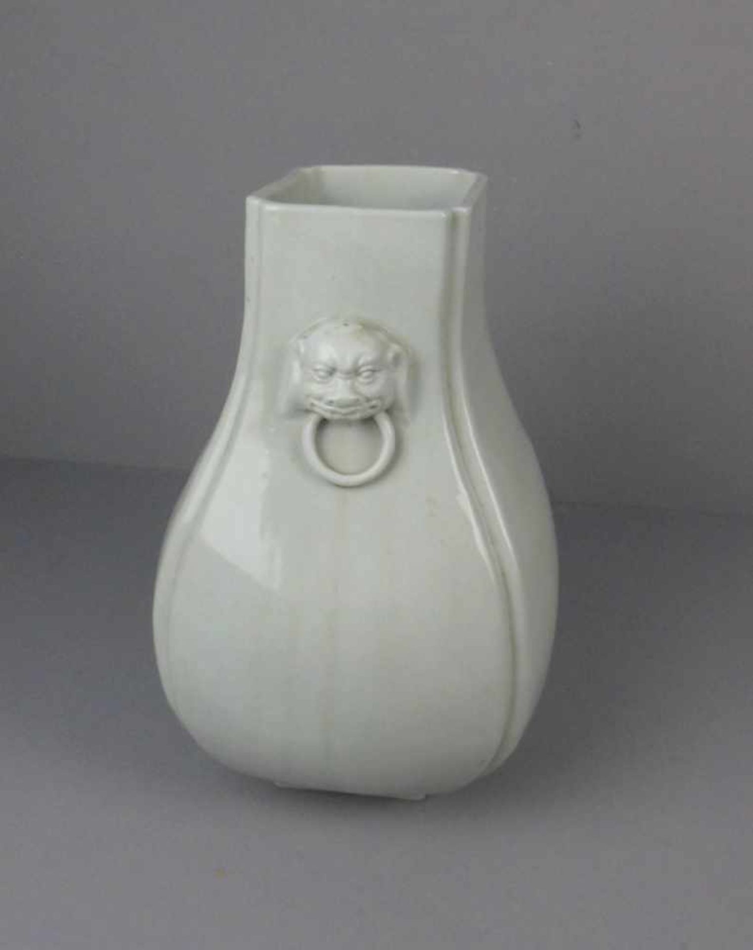 CHINESISCHE BLANC DE CHINE - VASE (ungemarkt), Karreestand, vierpassige und an den Ecken profilierte - Bild 4 aus 6